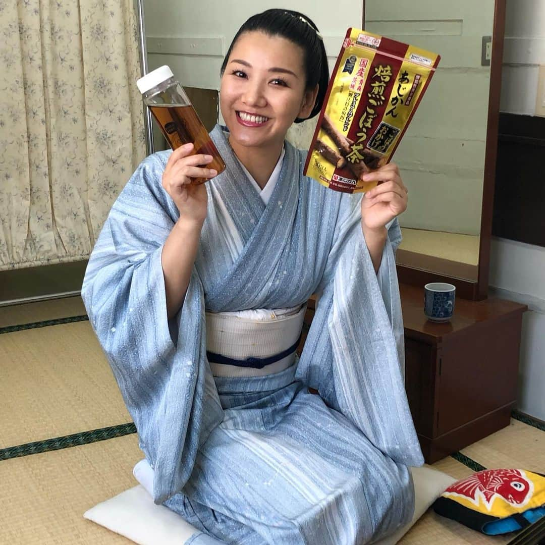 林家あずみさんのインスタグラム写真 - (林家あずみInstagram)「昨日 午前中に浅草演芸ホールの稽古部屋をお借りして あじかん さんの取材をさせていただきました😊❤️あじかんのごぼう茶がどれだけ好きかどれだけ素敵なお茶かをたくさん話せて楽しかったです😆✌️あじかん製品をご購入されてる全国の方に配れる季節のお便り報に掲載されます😊🙏そしてまた大好きなごぼう茶を頂戴してしまいました😍❤️❤️もう、ルンルンです😍❤️❤️ #あじかんごぼう茶  #林家あずみ」5月13日 15時03分 - kurohime424