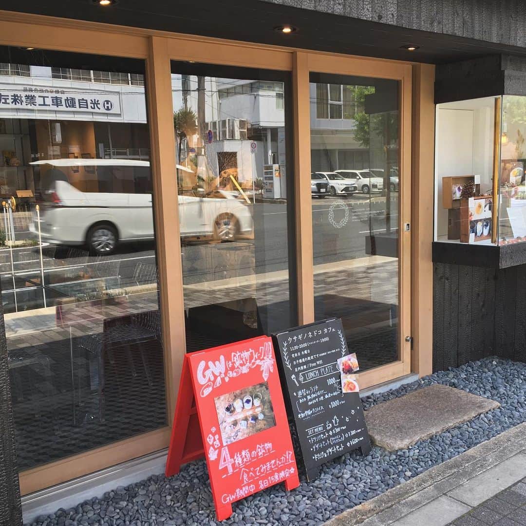アーキ ホームライフさんのインスタグラム写真 - (アーキ ホームライフInstagram)「今日は私のオススメのカフェを紹介したいと思います！ 京都市にある「ウサギノネドコ」さんです✨ 鉱石を模したスイーツと週替わりのランチを頂きました。 ショップでは綺麗な原石などを販売していて、宿泊することも可能です！(ハシモト)  #アーキホームライフ #ホームライフ 100 #注文住宅 #自由設計 #デザイン住宅 #マイホーム #home #house #family #おしゃれな家 #こだわりの家 #一戸建て #福知山 #豊岡 #舞鶴 #加東 #加古川 #千里 #和泉 #姫路 #京都 #カフェ #鉱石 #鉱物 #原石 #ガラス #きれい #スイーツ #ランチ #ウサギノネドコ」5月13日 15時04分 - archihomelife_after