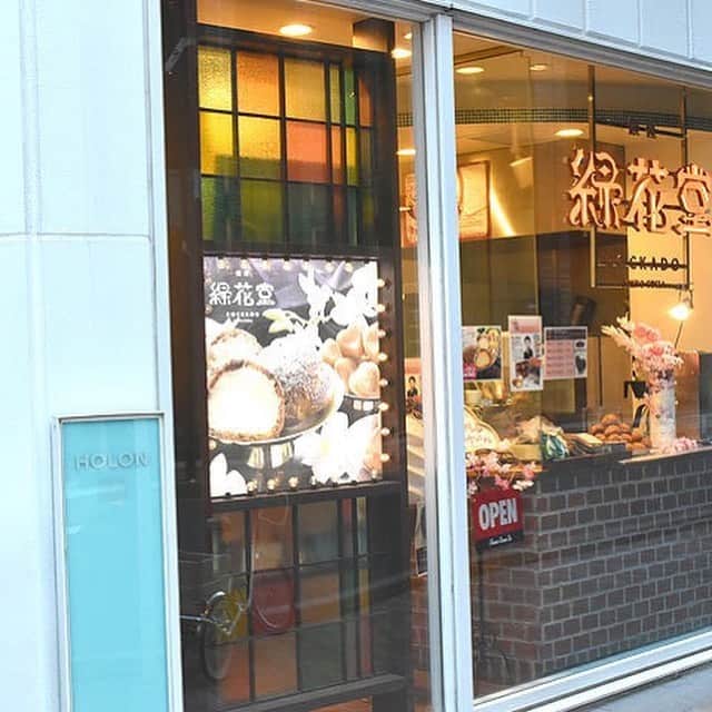 東京カレンダーさんのインスタグラム写真 - (東京カレンダーInstagram)「サックサクの焼きたてシュー生地に、クリームがたっぷり詰まった極上のシュークリームを銀座で発見。アツアツのシュー生地から、ひんやり冷たいカスタードクリームが溢れ出す感覚は、シュークリームという概念を覆してくれる新食感だ！ #東京カレンダー #東カレ #tokyocalendar #sweets #銀座 #緑花堂 #焼きたて極みバニラシュークリーム」5月13日 15時05分 - tokyocalendar