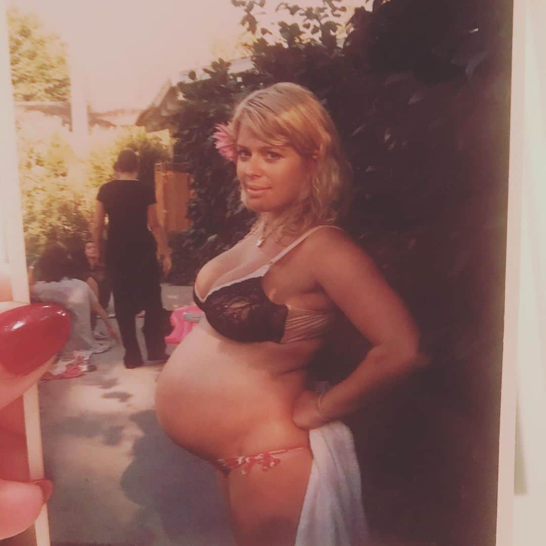 アマンダ・デ・カディネットさんのインスタグラム写真 - (アマンダ・デ・カディネットInstagram)「And this was only 6 months pregnant with twins . I had to be rolled out of bed the last 4 weeks .. #TwinMama #Ella&Silvan #2006」5月13日 15時19分 - amandadecadenet