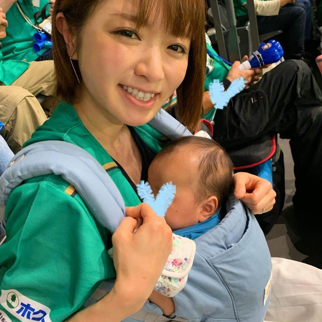 紺野あさ美さんのインスタグラム写真 - (紺野あさ美Instagram)「先日子供達と試合観戦してきました😁💕 . 最近インスタは子供服見る時ぐらいになってたけど とても嬉しかったので更新😁  球場でもパパ！パパ！と言えるようになった娘と、 赤ちゃん用のイヤホンもあるものの 必要ないくらいすやすや寝てた息子と… 家族で勝利に立ち会えて本当に嬉しい1日でした . 普段はテレビ前で応援が多いけど また観戦に行きたいです✊ . . それにしても最近ますます1日が あっという間に感じる……(*¨)ﾉ . #そしてまた1つ歳を重ねました #ファイターズ応援 #試合前にも授乳室いた時もGLAYさんの曲が😍」5月13日 15時20分 - asami__k