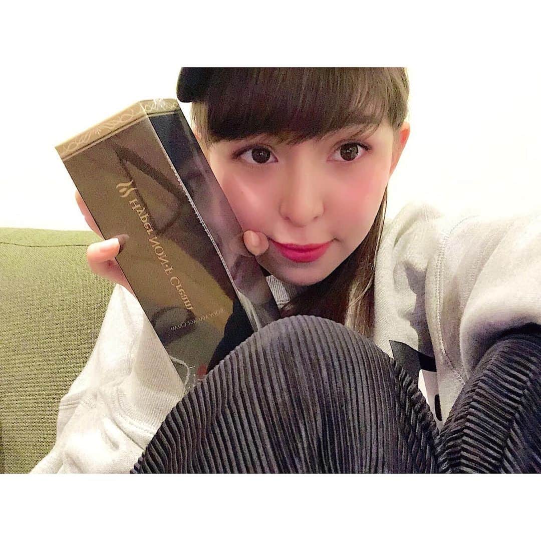アイシスのインスタグラム：「久々に日頃のコリと 老廃物をがっつり デトックスしてきた🙆‍♀️ 代謝上がって汗だく 久々の機械エステ！ 即効性のハイパーナイフ。 セルフケアでできないところまで やってもらえるから サロン、ありがたい。  筋膜を緩めて 脂肪とセルライトにアプローチしてくれるクリームもゲット。 こわいものなし💪🏻 体質改善がんばりまひょ🙆‍♀️ ほんなら 声楽のレッスンにいてきます🎼  #痩せる #がんばろ #ハイパーナイフ #ハイパーノンFクリーム #ハイパーシェイプ #エステ #bodycare #bodymake #セルライト #サバゲー女子の日常 #サバゲー後は #絶対体ほぐす #マッサージ #ストレッチ #痩身エステ #痩身 #ダイエット部」