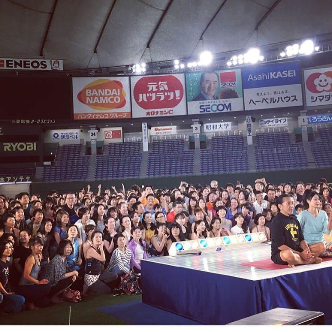 ヨガジャーナル日本版さんのインスタグラム写真 - (ヨガジャーナル日本版Instagram)「今年も1年に一度の東京ドームヨガが開催されます！ 昨年、ケン先生が「来年も会いましょう」と約束してくださったように、 20時〜ケン先生のヨガレッスンが受けられます。 さらに、今年はピラティスのレッスンがあったり、抽選でヨガグッズがもらえたり、ヨガ中にサプライズがあったりと盛りだくさん！ 参加者全員へのプレゼントもご用意しています。 「東京ドームヨガ2019」を 検索し、お申し込みください。ドームならではの心地よいヨガ、ぜひ体験してみてください！ @yogajournalonline  @kenharakuma  @lululemonjp  #ジェクサー  #フィットネスクラブ  #東京ドーム #ピラティス  #ナイトヨガ  #キャンドルヨガ  #アシュタンガヨガ」5月13日 15時28分 - yogajournal_japan