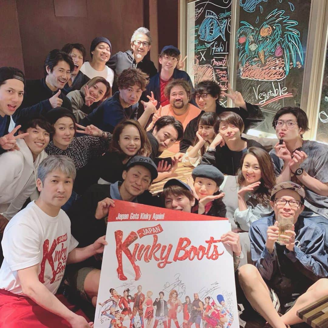 ソニンさんのインスタグラム写真 - (ソニンInstagram)「. #kinkyBoots #キンキーブーツ 東京全公演終了しました‼️ 公演観劇してくださった全ての皆様、そしてご声援、ありがとうございました！！ . 個人的に、この作品に出られているギフトを頂いていることの実感を感じた千秋楽でした。 . 長かった気もしますが、３２公演だった…もっとたくさんの方に観ていただきたかった。 . キャストのみんなでひとまず東京お疲れ様と打ち上げをしました。 みんな元気！笑 労をねぎらい、大阪公演への足並みを揃えました🥂 大阪あっという間なんだろうな…さみしい(早) . 数々の著名な方々が観劇に来てくださいました！写真撮らなかったり、楽屋で会えなかった方々も含め今回はいつもと違う知人が来てくれたり、再会と元気をもらいとても嬉しかったです！ (敬称略) ❶アミューズチーム: #大泉洋 #平間壮一 #清水くるみ #水田航生 #橋本淳 #島ゆいか waver #杉本雄治 ❷#鮫島拓馬 #井上芳雄 #城田優 #真絢 #ISSA #吉田メタル #笹本玲奈 #市村正親 #長尾哲平 #エリアンナ #昆夏美 ❸#橋本由希子 #松永一哉 #広瀬友祐 #河原雅彦 #平野綾 #古川雄大 #大原櫻子 #東川歩未 #鈴木愛理 #伊原六花 . ※文章消えたのハッシュタグが多かったみたい😳※」5月13日 15時29分 - sonim_official