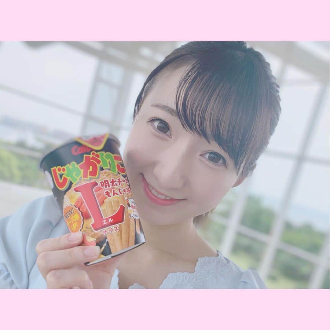 牧村一穂のインスタグラム：「載せる写真がないので 突然のじゃがりこ たまには水色の服着ました  #ミスコン#被写体になります#撮影モデル#サロンモデル#撮影#サロンモデル募集#女子大生＃ポートレート#likeforlikes#instagood#じゃがりこ#カルビー#お菓子#水色」