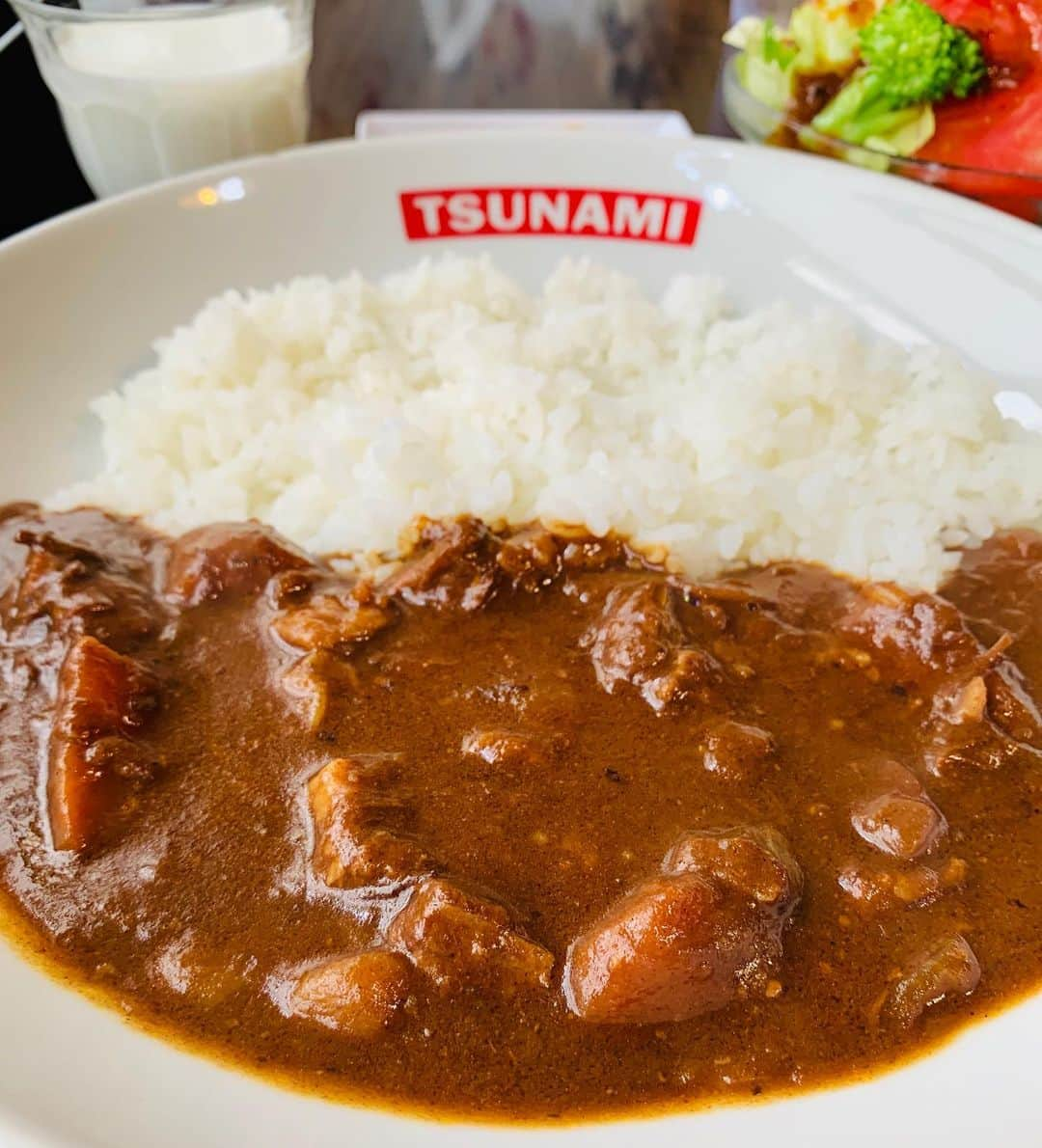 一条もんこさんのインスタグラム写真 - (一条もんこInstagram)「よこすかはしごカレー。  TSUNAMIの海軍カレー。 同じ海軍カレーでも、レシピも作り手も違うので別物です。こちらはロースト感のあるソースで香ばしい。  のんびりとよこすかの街歩きを楽しみました〜 #カレー#TSUNAMI#ツナミ#横須賀市#汐入#よこすか#カレーの街よこすか#登録店#海軍カレー#ビーフカレー#よこすかカレーフェスティバル#20周年#ぶらり旅#茶色すぎるインスタ#一条もんこ」5月13日 15時31分 - monko1215