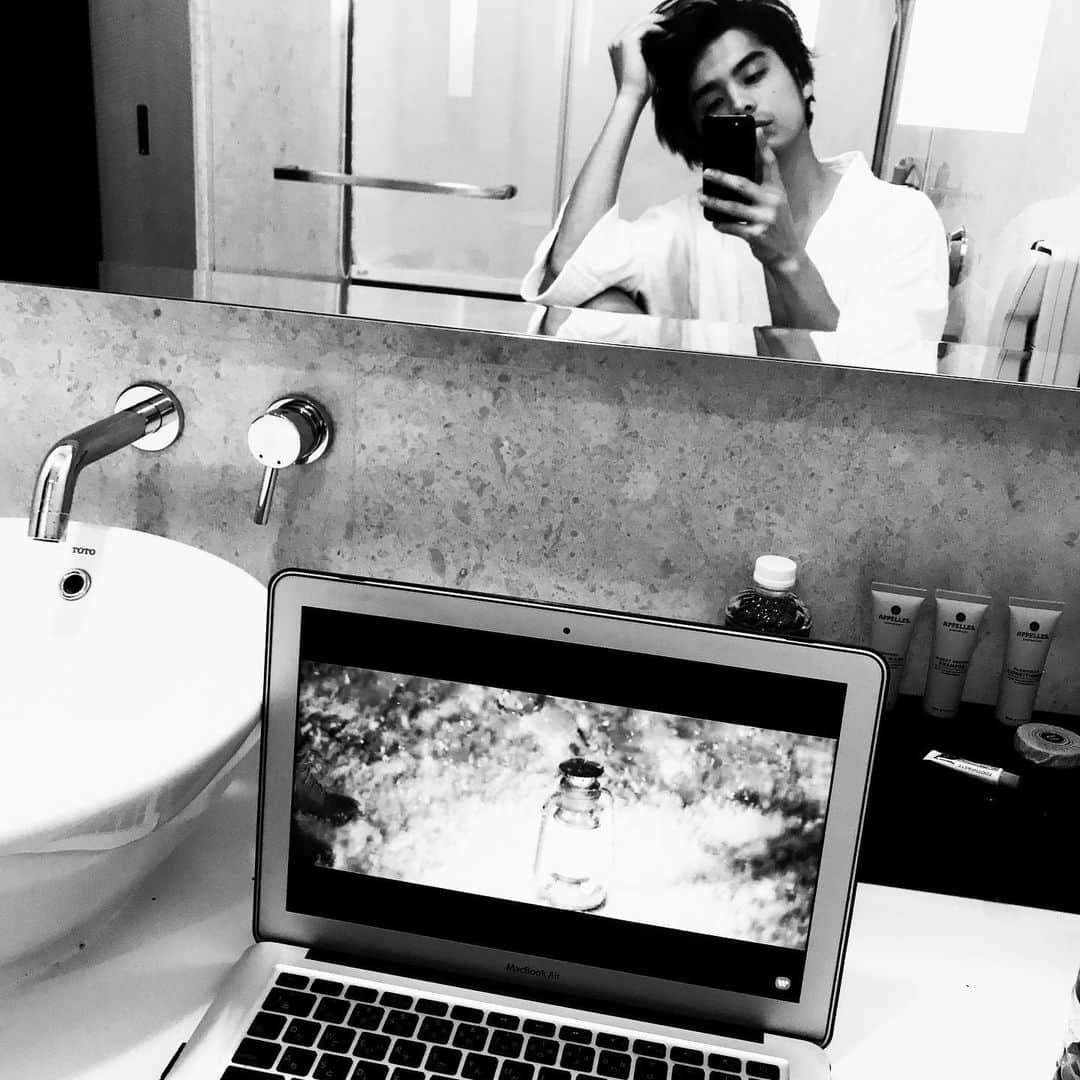 草野博紀のインスタグラム：「meditation day ....shut out from all the things out side in otherwise can be called its lazy day....🦄 nomore Netflix nomore Netflix nomore... #like4likes」