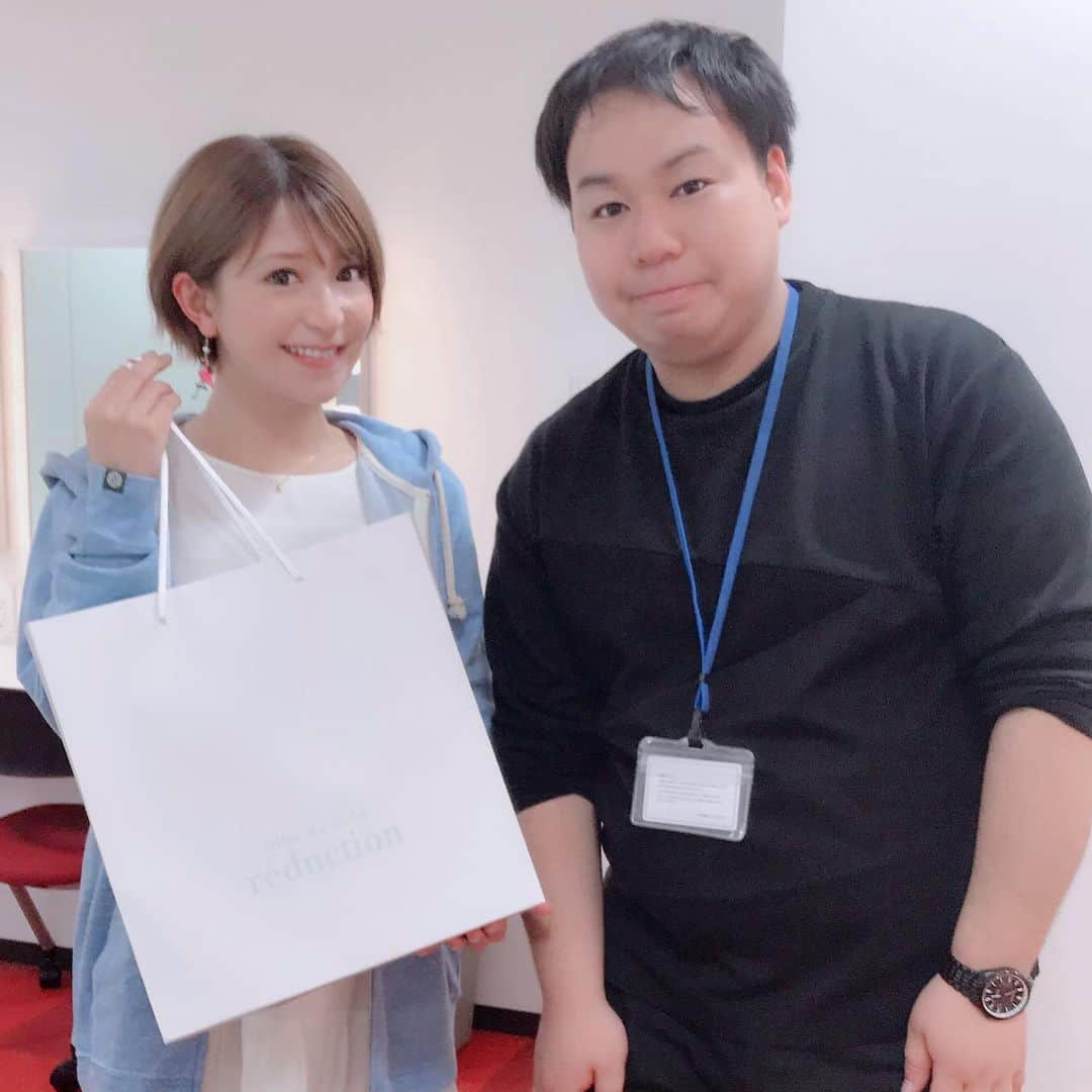 矢口真里さんのインスタグラム写真 - (矢口真里Instagram)「ザナイトでお世話になっているＡＤの白岩くんが、新たな夢を叶えるためにザナイトを卒業します😂✨寂しいけど、、まだまだ若くてみんなに優しく頑張り屋さんの白岩くんだったらきっと夢を叶えられるはず！！応援してますよー😁✨ ・ なぜか最後に私がプレゼントもらうという😂w ベビちゃんにと😭✨ ありがとう白岩くん！！！ がんばれ白岩くん！！！！！ ・ #AbemaTV #矢口真里の火曜TheNIGHT #明日の深夜１時から放送です 😊✨ #凄い人数ですよー 😆✨ #さっきまで今日と勘違いしてて直しました 💦 #教えてくれた方ありがとうございます 💦」5月13日 15時40分 - mariyaguchi_official