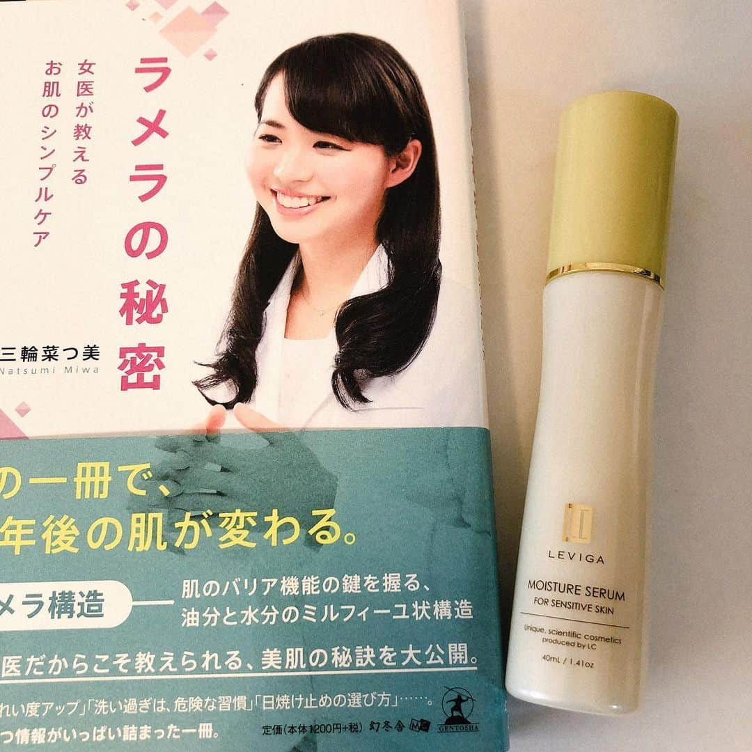 上田祥子さんのインスタグラム写真 - (上田祥子Instagram)「レヴィーガクリニック院長の三輪菜つ美先生と。知性と可憐さ、美しさのバランスが見事。いつも凛とした魅力に圧倒されます。先生の著書『ラメラの秘密』(幻冬社)は、女性必読の素晴らしい一冊！ そしてオリジナルコスメのLEVIGA モイスチュアセラムは、どんな世代にもおすすめな一本。コスパ良すぎの美容パフォーマンスを発揮してくれます。 #三輪菜つ美 先生 #levigaclinic #レヴィーガクリニック #美容クリニック #初対面5分で縁の深さがわかった #持ち物まで酷似(笑) #ラメラの秘密 #levigaモイスチュアセラム #上田祥子」5月13日 15時53分 - uedasachikoinsta