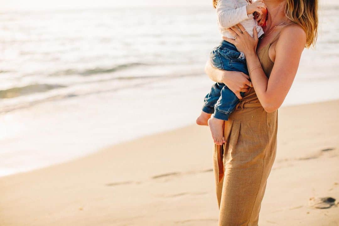 クリスティン・ヒルデブランドのインスタグラム：「Becoming Rhett’s mom is the single greatest gift and truest honor of my entire life. Motherhood is unlike anything I ever imagined; it’s harder, richer, more relentless, more magical. Motherhood is a sacred walk with a wise (& sassy) little soul beside you to find the truest version of you. Happy mamas day to so many of you who surround and support and inspire and lift me, I am so grateful for you all. And happy mamas day to mamas who have lost their children, mamas with strained relationships with their children, children with strained relationships with their mamas, women who have chosen not to become mamas, those yearning to be mamas, and those of us who have lost our mamas. I’m holding space for us all. ❤️ #motherhood #love 📷: @hannah_claire_photography 😭😫❤️」