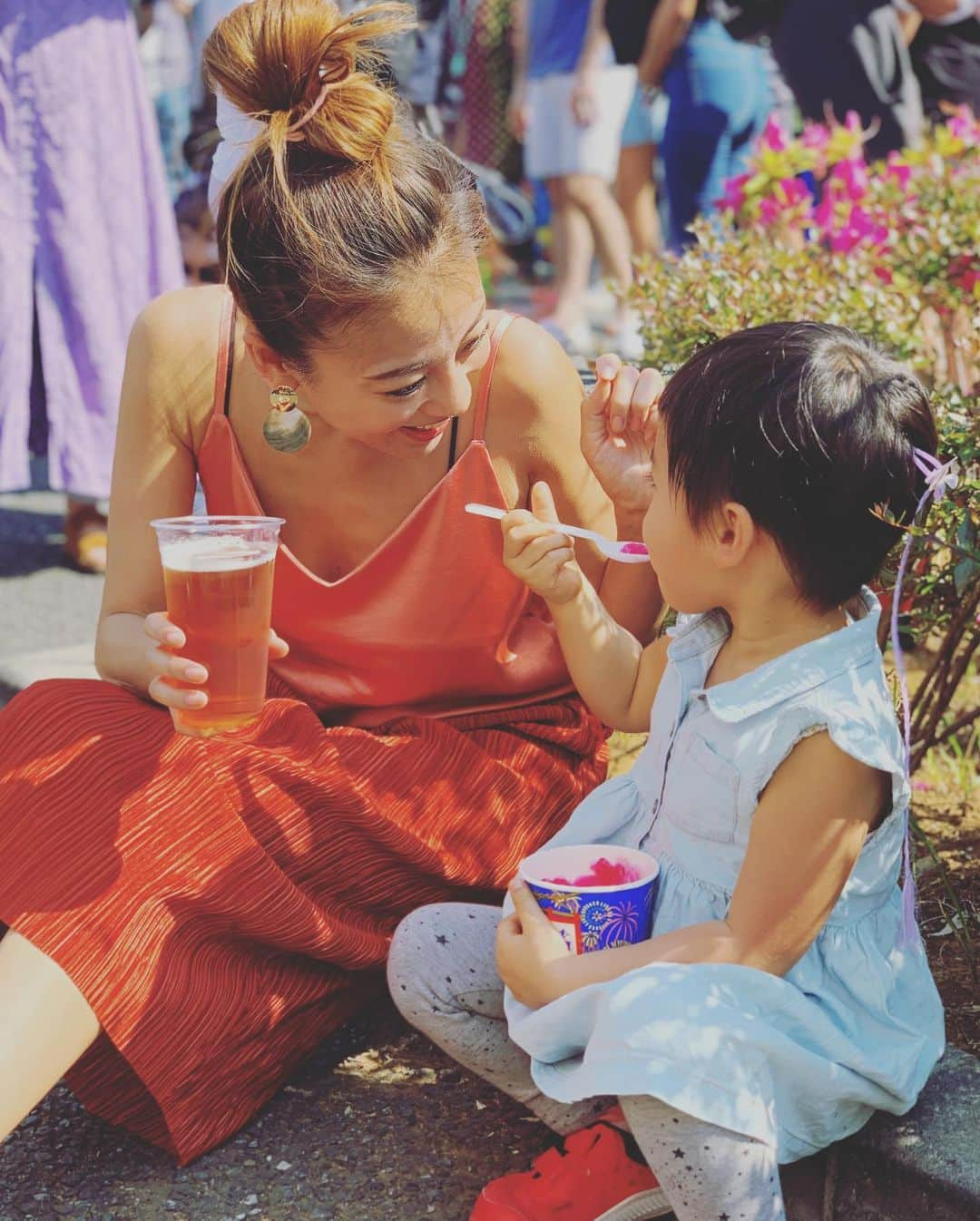 あびる優さんのインスタグラム写真 - (あびる優Instagram)「友人ファミリーとカーニバル🥳🌈 👩‍👧遊び尽くした🙂🙃🙂💕 暑かったので水分補給は必須です。 娘は2回もカキ氷食べてた😋🍧 すっかり夏の私服はタグ付けしてます💋 #family#daughter#clover#love#cute#happy#carnival#fun#sunnyday#家族#親子#娘#愛娘#四葉のクローバー#愛しい#かわいい#大好き#お祭#カーニバル#晴天#夏日#幸せ#楽しかった」5月13日 15時57分 - yuabiru74