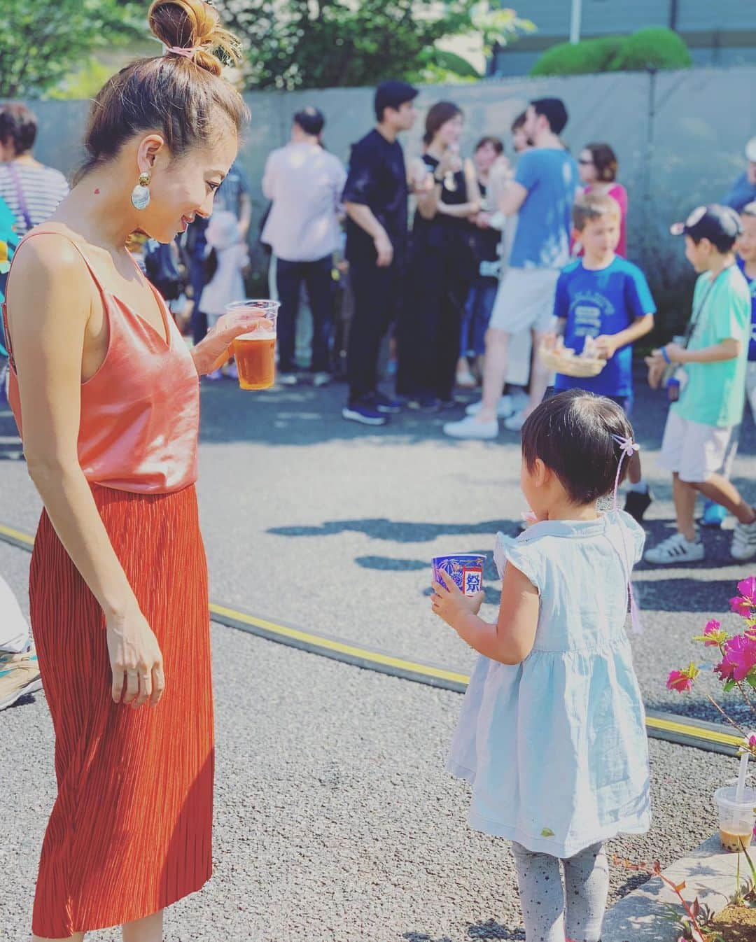 あびる優さんのインスタグラム写真 - (あびる優Instagram)「友人ファミリーとカーニバル🥳🌈 👩‍👧遊び尽くした🙂🙃🙂💕 暑かったので水分補給は必須です。 娘は2回もカキ氷食べてた😋🍧 すっかり夏の私服はタグ付けしてます💋 #family#daughter#clover#love#cute#happy#carnival#fun#sunnyday#家族#親子#娘#愛娘#四葉のクローバー#愛しい#かわいい#大好き#お祭#カーニバル#晴天#夏日#幸せ#楽しかった」5月13日 15時57分 - yuabiru74