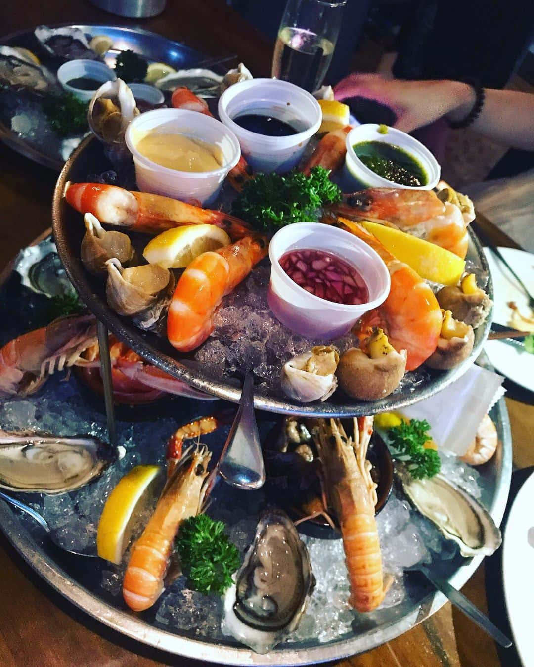 新井利佳さんのインスタグラム写真 - (新井利佳Instagram)「#seafoodtime #seafoodlove #seafoodlover #oysters #shrimp #salmon #fresh #freshseafood #dinner #friends #thailand_ig #foodpics #thailand #bangkok  #eateateat #貪吃鬼去泰國 #elmercado #elmercadobangkok #dogfriendlybangkok #dogfriendly  #聚餐 #朋友 #台灣朋友 #好吃 #海鮮 #生牡蠣 #海鮮塔 #曼谷 #泰國餐廳 #泰國美食」5月13日 16時08分 - rika.arai