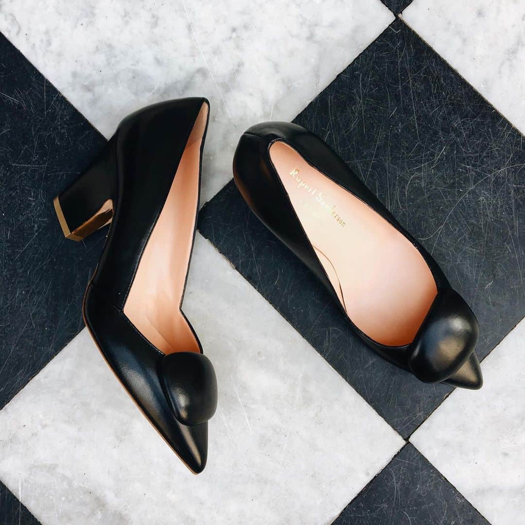 ルパートサンダーソンのインスタグラム：「New classic | Introducing Mabel, an elegant addition to your wardrobe | #MidHeels #MondayMotivation #CourtShoes #RupertSanderson」