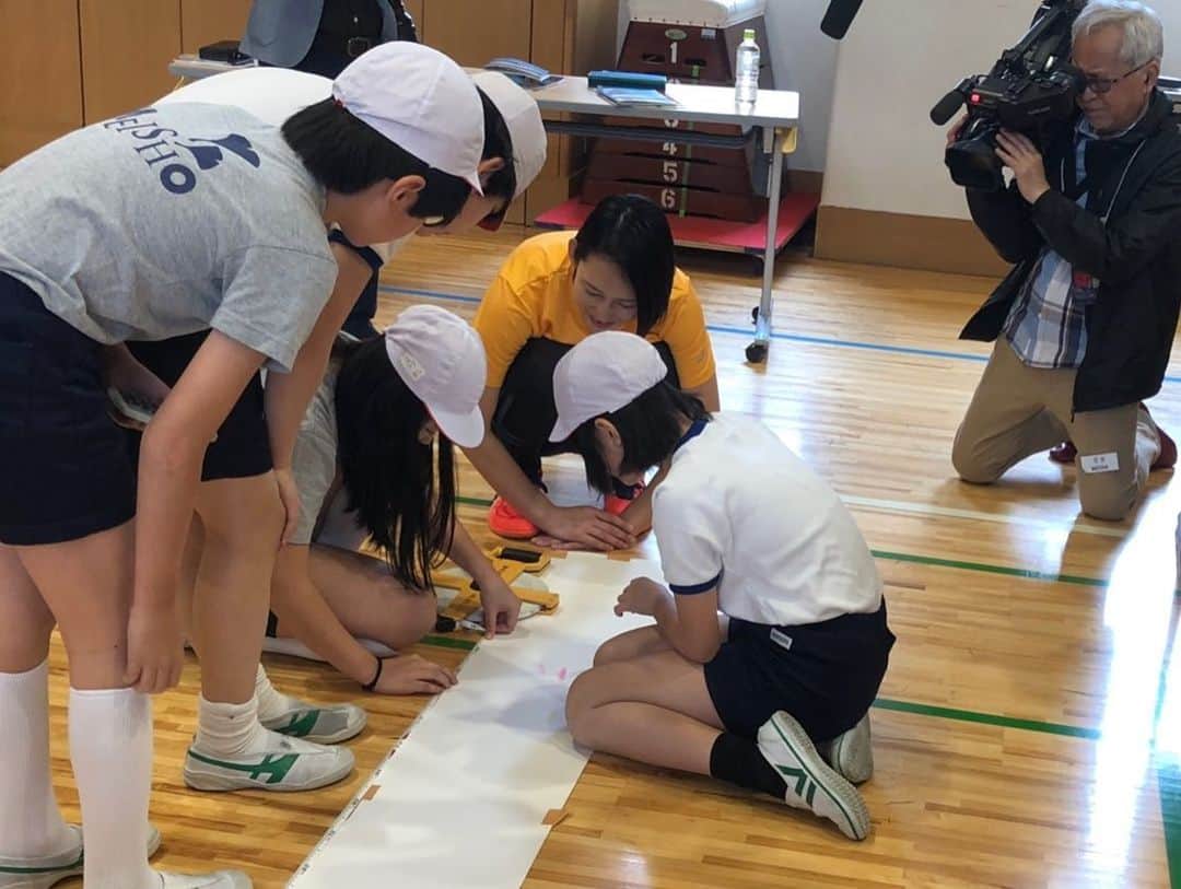 大山加奈さんのインスタグラム写真 - (大山加奈Instagram)「. . 本日は大竹さんと一緒に 東京2020算数ドリル実践学習会へ‼︎ . . 初めてこちらのイベントに 参加させてもらいましたが 算数という切り口で オリンピックパラリンピックを 身近に感じてもらうという おもしろい取り組み‼︎ . . 算数の勉強と同時に 競技についても学ぶことができます‼︎ . . ジャンプ力落ちすぎてて すごさは感じて もらえなかったかもだけど 身近に感じてもらえて バレーボールやってみよう‼︎って 思ってもらえたかも‼︎笑。 . . また来月にもこちらのイベントが 入っているので すこしジャンプトレーニングして おこうかな笑。 . . #TOKYO2020 #東京2020算数ドリル  #meiji #powerひとくちの力」5月13日 16時09分 - kanaoyama0619