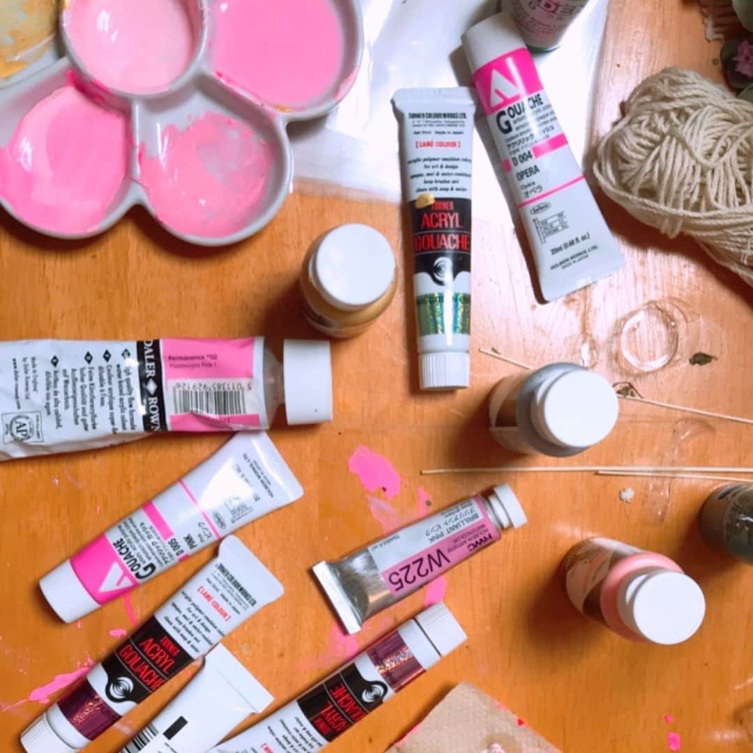 知念美加子さんのインスタグラム写真 - (知念美加子Instagram)「Pink Pink Pink 💘 ・ ・ やっぱりピンクがすき♫ どのピンクも可愛いだ〜 迷うから全部買った🤣 ・ ・ ・ 沖縄に置いてきたから、今はおあずけ🤷🏼‍♀️ ・ ・ ・ #pink #pinkmania  #love #painting #ストレス発散」5月13日 16時12分 - chinenmikako
