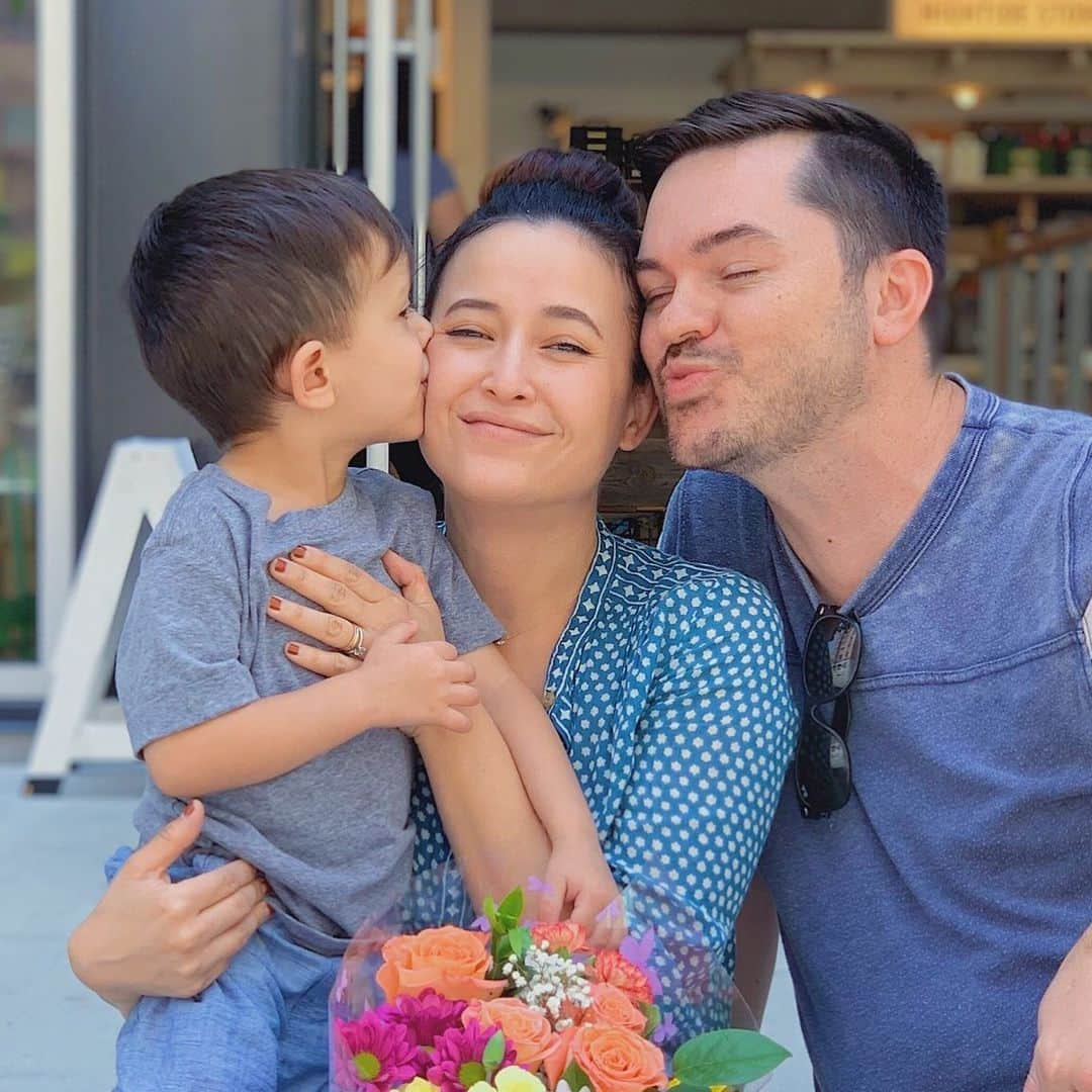 フリーディアのインスタグラム：「Thank you for making me a mommy and changing my life forever! The best three years this mama has ever had. Wishing all the other bad ass mama’s out there a Happy Mother’s Day! It ain’t always pretty or easy but it sure is rewarding. You gals are doing a great job🥰 thank you dad for surprising me today! Loved seeing you guys. Watch @suntastic78 stories before it goes away to see what I’m talking about！ハッピーマザーズデー！ははにしてくれてありがとう〜この3年間が人生で本当に一番楽しい。簡単でもない、楽でもないママの仕事はね。頑張っているママにもおめでとう〜 #mothersday #mom #mama #love #family #surprise」