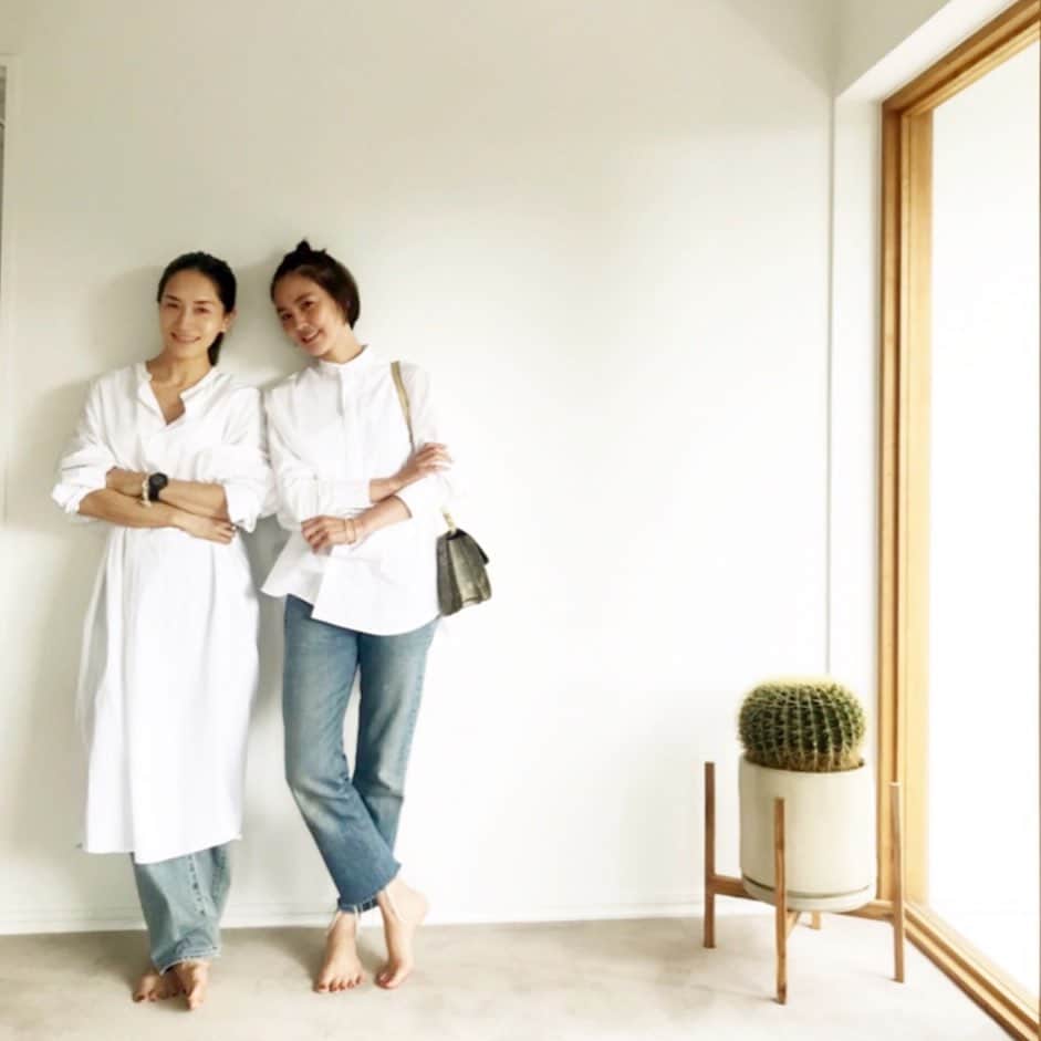 亀恭子のインスタグラム：「白シャツ×デニムの気分が重なった @reina_asami ちゃん . . . 今日も素敵だった❤︎ @veryweb.jp 7月号 ぜひ^ ^ . . #shooting #fashion #very #7月号 #summer」