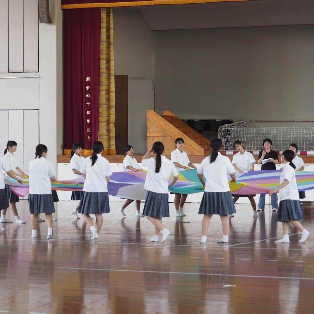 福岡女子短期大学さんのインスタグラム写真 - (福岡女子短期大学Instagram)「＠子ども学科 . 🌼5/19(日）に開催される「オープンキャンパス」にて、子ども学科 では体験企画「パラバルーン🎈」を実施します✨パラバルーンをしたことありますか👋保育現場で大人気！パラバルーン を体験しよう🔔 . ※参加希望の方は可能な限り動きやすい服装（ズボン等）でお越しください。見学のみでも大丈夫です。 . (※写真は2016年学校見学会🏫) . #福女短 #福岡女子短期大学 #子ども学科 #福岡女子短期大学子ども学科 #福女短オーキャン #オープンキャンパス #パラバルーン #高校生 #進路 #体験イベント #オーキャン #学校 #保育士 #保育士の卵 #子どもの体育 #幼児教育 #保育士の卵 #幼稚園教諭 #幼稚園教諭の卵 #保育士になりたい #保育学科 #保育士のたまご #アオハル #進路相談  #未来の保育士 #福岡の女子短期大学 #高校1年生 #高校2年生 #高校3年生 . ========[ 資料請求 ]======== ． 新しい福岡女子短期大学の資料請求（2020大学案内）を無料送付中です。本学ホームページからお気軽に申し込みください。 . 子ども学科/健康栄養学科 音楽科/文化教養学科 ． 福岡女子短期大学 住所：‪‪‪福岡県太宰府市五条四丁目16番1号‬‬‬ tel：‪‪‪092-922-4034‬‬‬（代表） . ====== ====== ======」5月13日 16時21分 - fukuoka_wjc