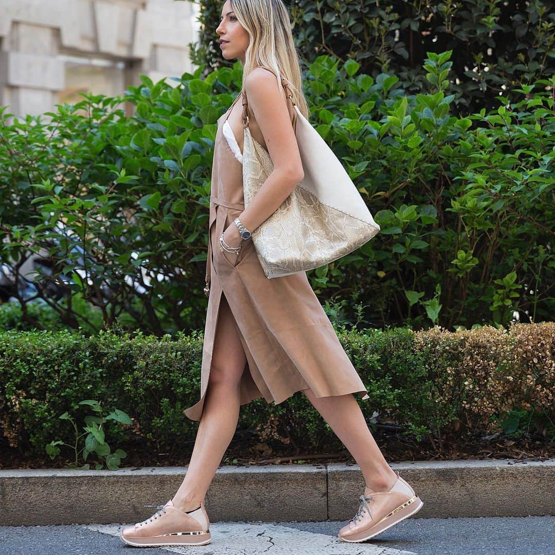 エンリーベグリンのインスタグラム：「Total look by Henry Beguelin ❤️. #henrybeguelin#vegtannedleather#dress#bag#sneaker#nude#orchiedea#gesso#colors#handmade#italy#luxury#accessories#made#in#leather#」