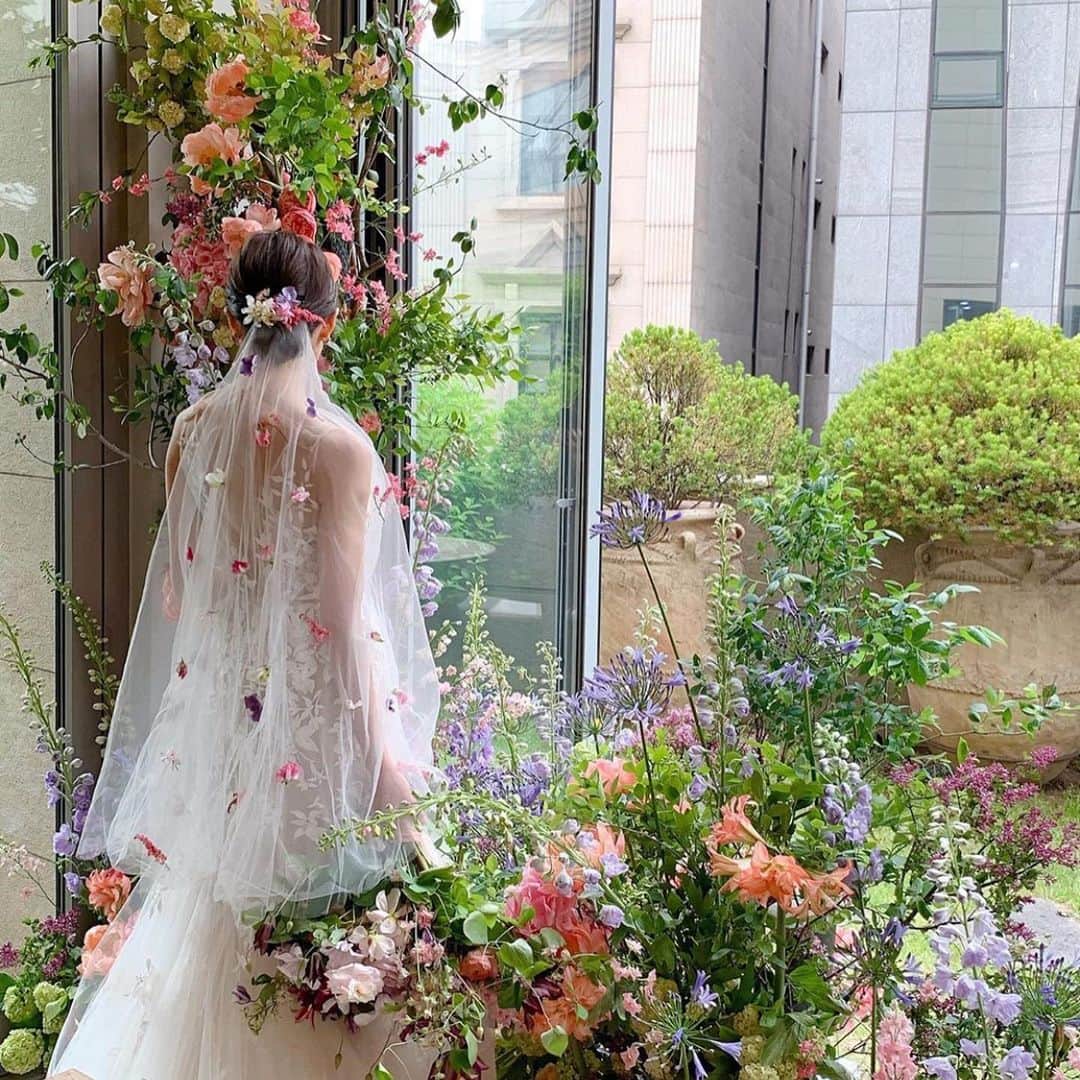 SOYOO BRIDALさんのインスタグラム写真 - (SOYOO BRIDALInstagram)「Newhite by  S O Y O O B R I D A L 🔖  신부님만을 위한 오늘의 소유정원 🌸🍃🌾🌷🌼🌿🌱 #너무아름답네요 #가봉스냅 #소유브라이덜  Flower by @elyseeflower_official 🍃  Photo by @ean_yoo 📸 Video by @thenineyard 📽 Makeup by @kimchungkyung_hairface 💄 Repost & Planning by @bombom_w 💫」5月13日 16時26分 - soyoobridal_official