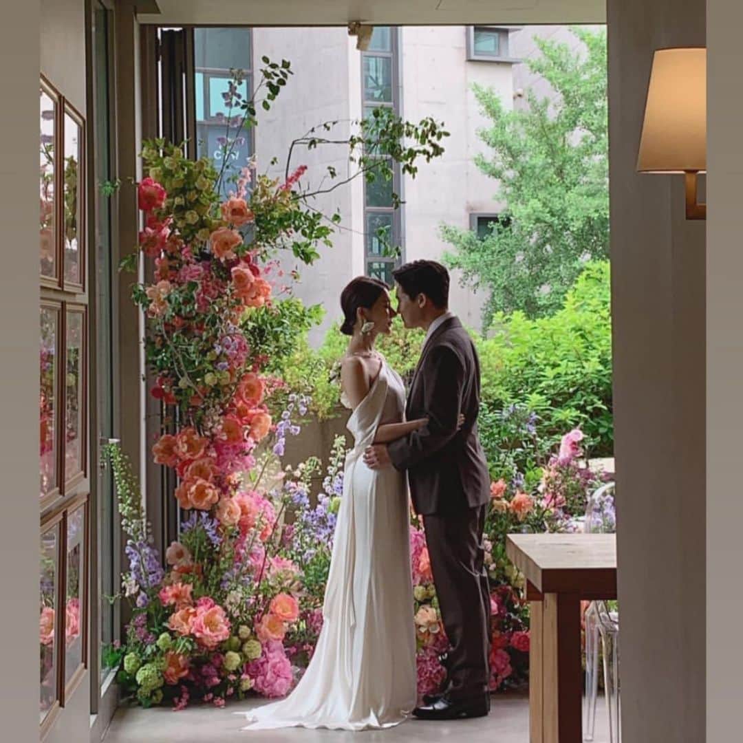 SOYOO BRIDALさんのインスタグラム写真 - (SOYOO BRIDALInstagram)「Newhite by  S O Y O O B R I D A L 🔖  신부님만을 위한 오늘의 소유정원 🌸🍃🌾🌷🌼🌿🌱 #너무아름답네요 #가봉스냅 #소유브라이덜  Flower by @elyseeflower_official 🍃  Photo by @ean_yoo 📸 Video by @thenineyard 📽 Makeup by @kimchungkyung_hairface 💄 Repost & Planning by @bombom_w 💫」5月13日 16時26分 - soyoobridal_official