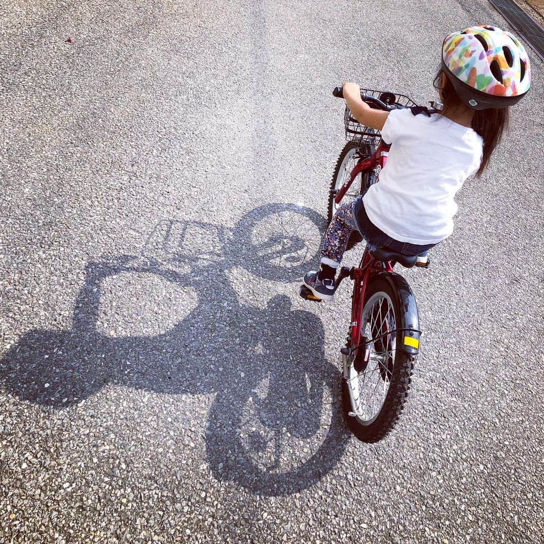 吹田早哉佳さんのインスタグラム写真 - (吹田早哉佳Instagram)「昨日激しく転んでケガをしたのに、 ビビらず怖がらず、今日も帰ってきて早々、自転車練習🚲 偉いなぁ〜 私ならしばらく怖がってヤダって言ってたかもなぁ😅  #4歳#4歳女の子#自転車練習#成長記録#jeepkids」5月13日 16時31分 - sayaka.0623