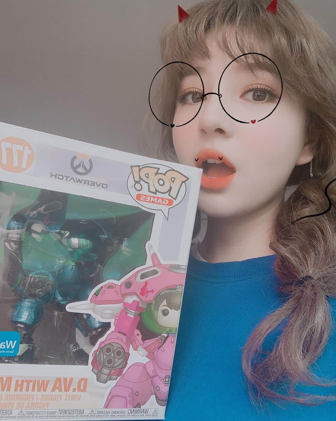 Shannonのインスタグラム：「Nerfff thissssds!! Got my own signed Dva figure from the one and only Jeff Kaplan!!! Im so honored to have this sent to me thank you so much! I will treasure this forever ❤️ Special thanks to @cassdsong and @tofuprod #overwatch」