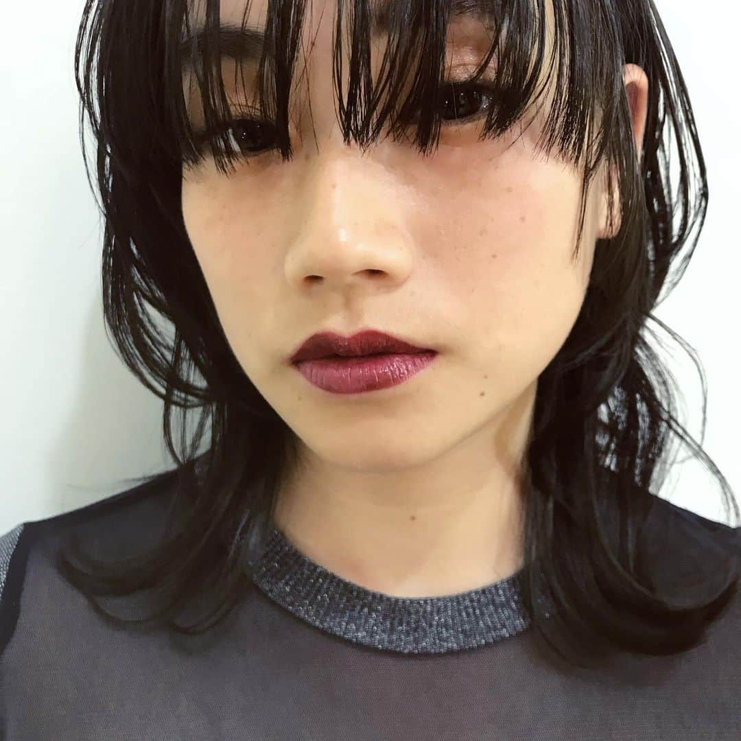 山内優花のインスタグラム：「ヘアメイク:Itsuki Toyooka﻿ 友人のいっちゃん(@0212itk)が﻿ ヘアメイクしてくれた。﻿ ﻿ ウルフを生かしたヘアと﻿ 手作りのリップの色味が最高﻿ だったメイク。﻿ ﻿ ﻿」