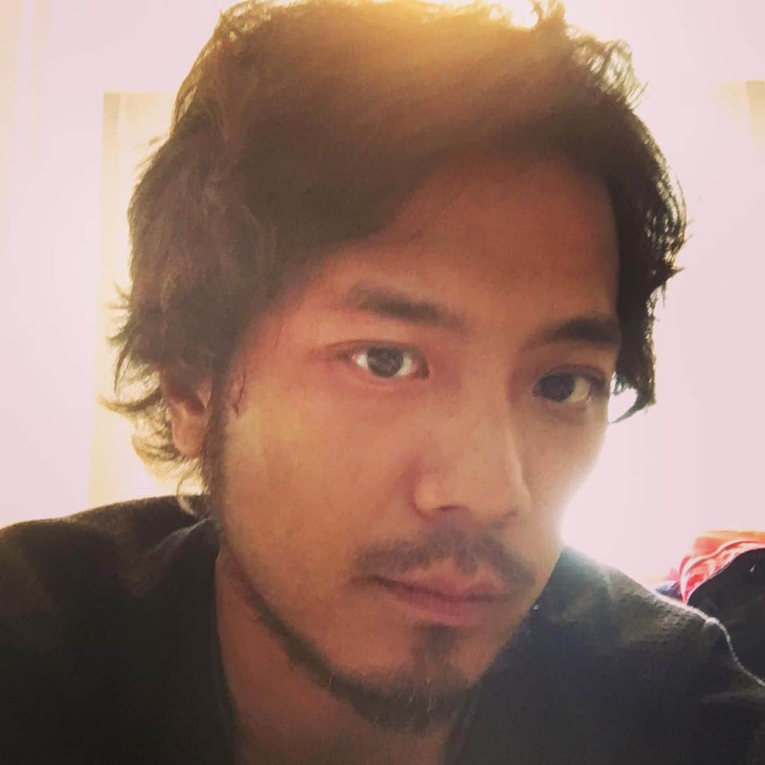 光永亮太さんのインスタグラム写真 - (光永亮太Instagram)「髪型問題。 短くする勇気がなく、結局安定のくるくるパーマ🦱  また暑くなったらばっさりいくかな。  #無精髭で失礼します #surfinmusic  #波音組 #はねぐみ #成功祈願 #今は亡き恩師の験担ぎ受け継いで #本番前日まで髭を伸ばし続けます #いつも熊みたいになる #しばらく見苦しいですがお許しを #てか黒っ #吸収体と地黒 #日サロは20年行ってません」5月13日 16時40分 - mitsunagaryota