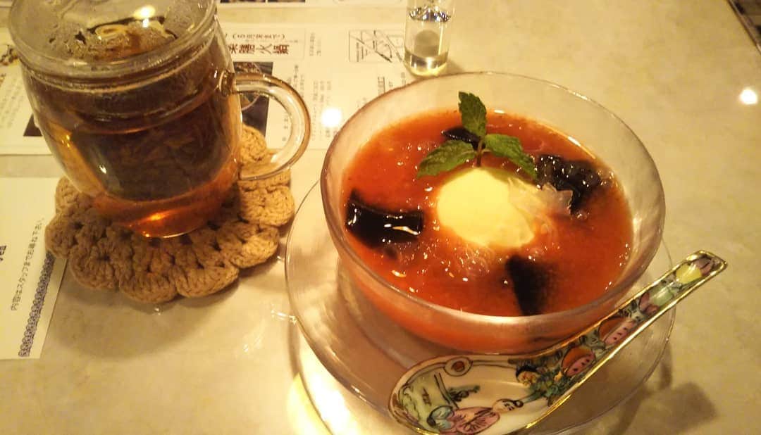 伊藤修子さんのインスタグラム写真 - (伊藤修子Instagram)「神戸の店までやっと来れました。お粥セット食べたいところでしたが夕飯に近い時間なので苺と亀ゼリーと白キクラゲの冷たいスープにしました。」5月13日 16時44分 - itoshuko