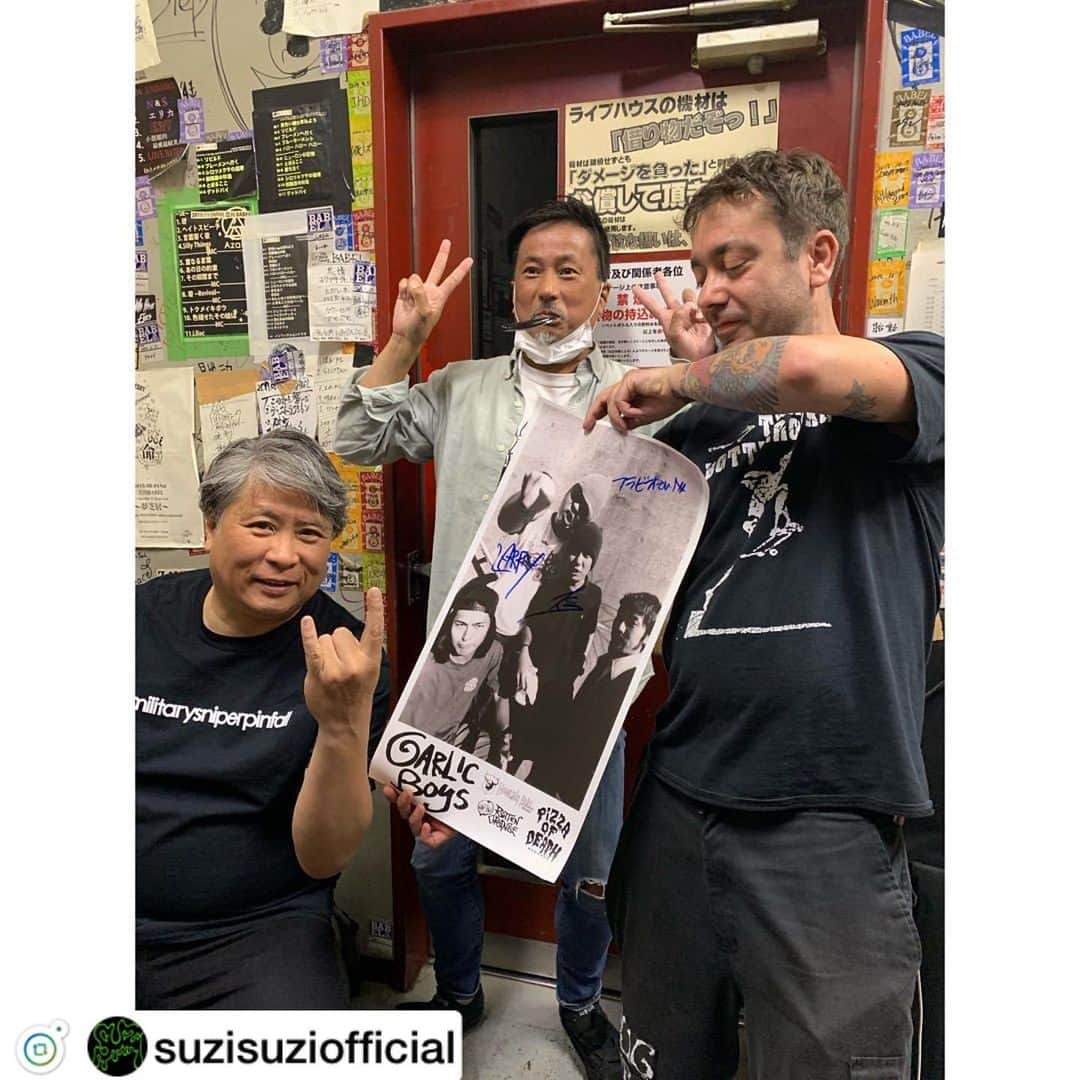 Larry のインスタグラム：「Garlic Boysにご挨拶❤︎ イタリアから来ているガーリックファンが25年越しの夢が叶ってガーリック初対面！その場にに立会えて感動🥺 オンガクってすごい。ガーリック最高✨👍 #Kの仕事 #ハードコア兼パンク兼メタル専門通訳  #hardcorepunk #punk #hardcore #SUZISUZI新譜 #punk #punkrock #METAL #deathmetal #femalemetal  #rock #band #live #music #ハードコア #パンク #ハードコアパンク #ロック #ライブ #BEER #BEERLIFE #bff」