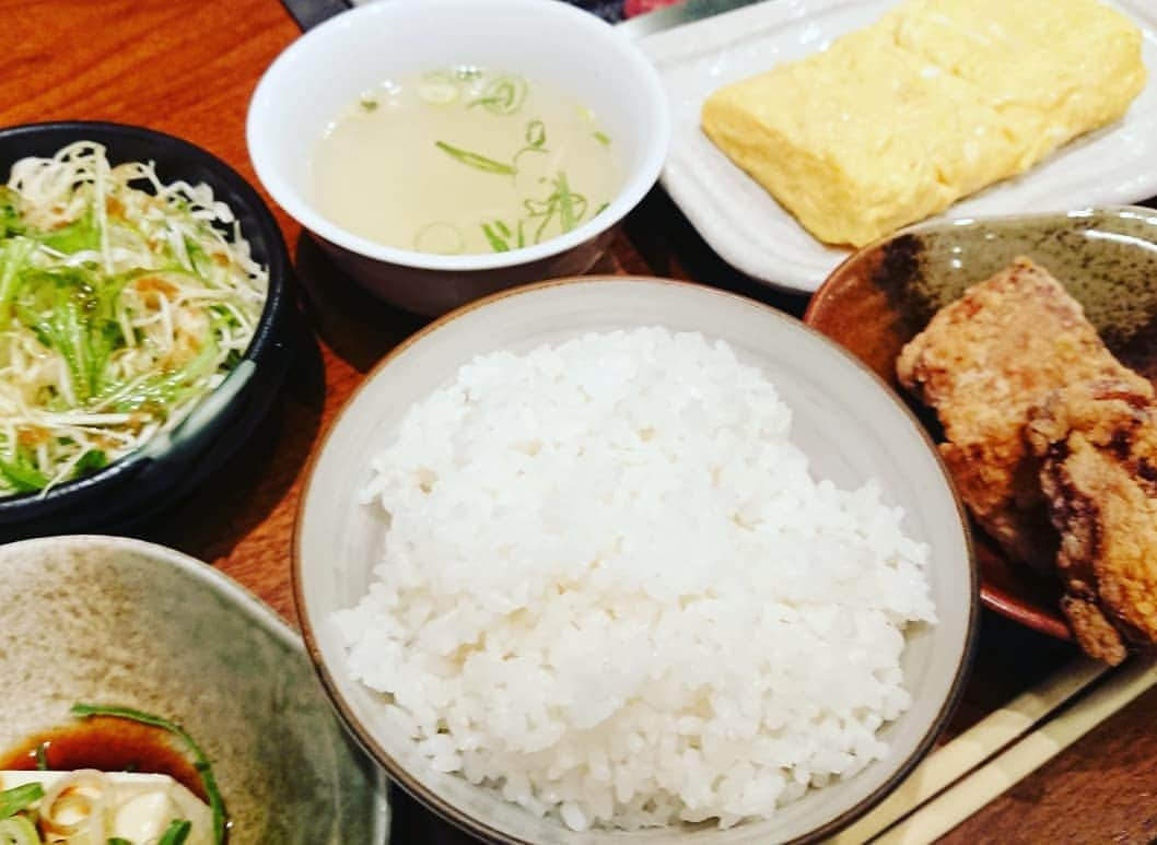 高井俊彦さんのインスタグラム写真 - (高井俊彦Instagram)「【本日の西梅田合間ランチ☀️🍴2019.5.13】 久しぶりに岡崎さんとランチ😃✌️ 岡崎さんの高校の後輩で、ジャルジャルの先輩がやってはる店『焼肉リスタート』✨ だし巻き玉子と唐揚げ定食を頂きました⤴️⤴️⤴️ ここのスープほんまに好きやわぁ🎵  岡崎さんご馳走さまでした‼️」5月13日 16時46分 - takai_toshihiko