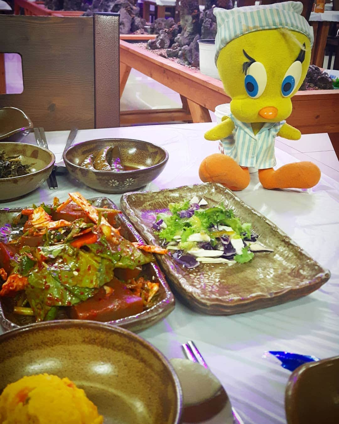 Little Yellow Birdさんのインスタグラム写真 - (Little Yellow BirdInstagram)「Another delicious meal!! Lots of bowls with unrecognisable stuff you just have to try!! #littleyellowbird #tweety #tweetykweelapis #adventures #yellow #bird #southkorea #zuidkorea #korea #food #goodfood #asianfood #koreanfood #spicy #delicious #happydays #travel #traveling #wanderlust #stuffedanimalsofinstagram #plushiesofinstagram」5月13日 16時52分 - tweetykweelapis