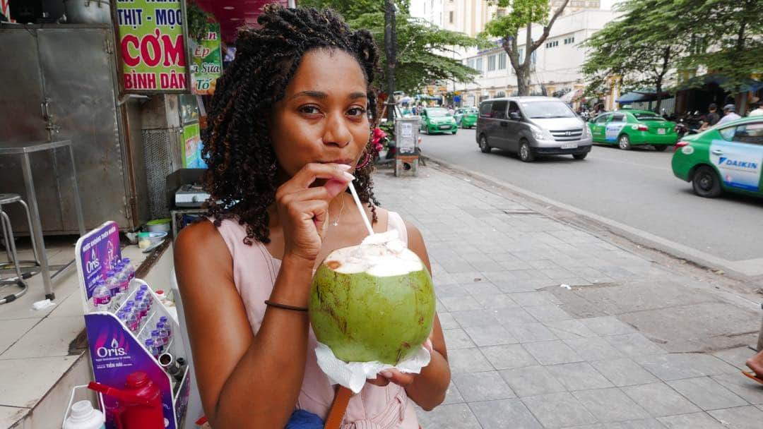 Kelly McCrearyさんのインスタグラム写真 - (Kelly McCrearyInstagram)「To-go cup #VietNam style. 📷 @petechatmon」5月13日 16時47分 - seekellymccreary