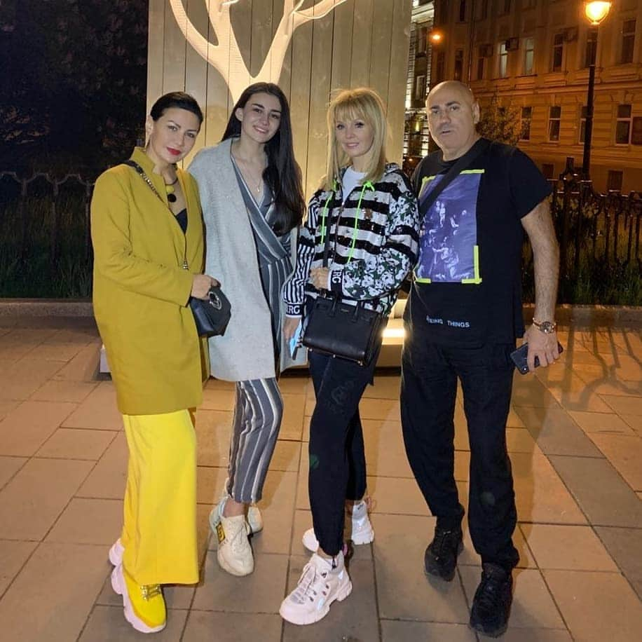 Valeriyaさんのインスタグラム写真 - (ValeriyaInstagram)「Пока ждали девчонок @lizaprigozhina и @leylafattakhova в кинотеатре, муж @prigozhin_iosif меня фотографировал. 😀 Пошли посмотреть фильм "Война Анны". Приготовились к тому, что будем плакать навзрыд, так как в основе сюжета-история еврейской девочки, которая после гибели всей семьи осталась одна и пыталась спастись от немцев. Казалось бы... Но никто из нас не испытал эмоционального потрясения. Военная сказка абсолютно неправдоподобна - девочку превратили почти в Робинзона Крузо. Были интересные режиссерские решения, но, в целом, на мой взгляд, это далеко не самый лучший фильм о войне. После кино пошли гулять по нашей прекрасной весенней Москве, все, как мы любим. #москва #любимыелюди #любимыйгород  P. S. Ещё раз хочу подчеркнуть, что это мои личные впечатления от фильма, которые могут не совпасть с вашими, а чтобы сложить свое мнение, представление, кино нужно самому посмотреть.」5月13日 16時49分 - valeriya