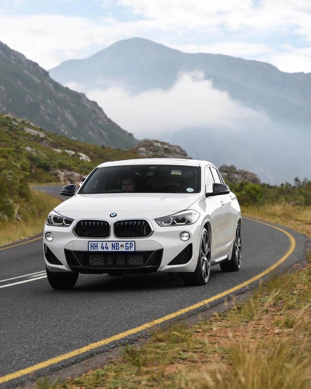 BMWのインスタグラム：「Show off with a real extrovert. The BMW X2.  #BMW #X2」