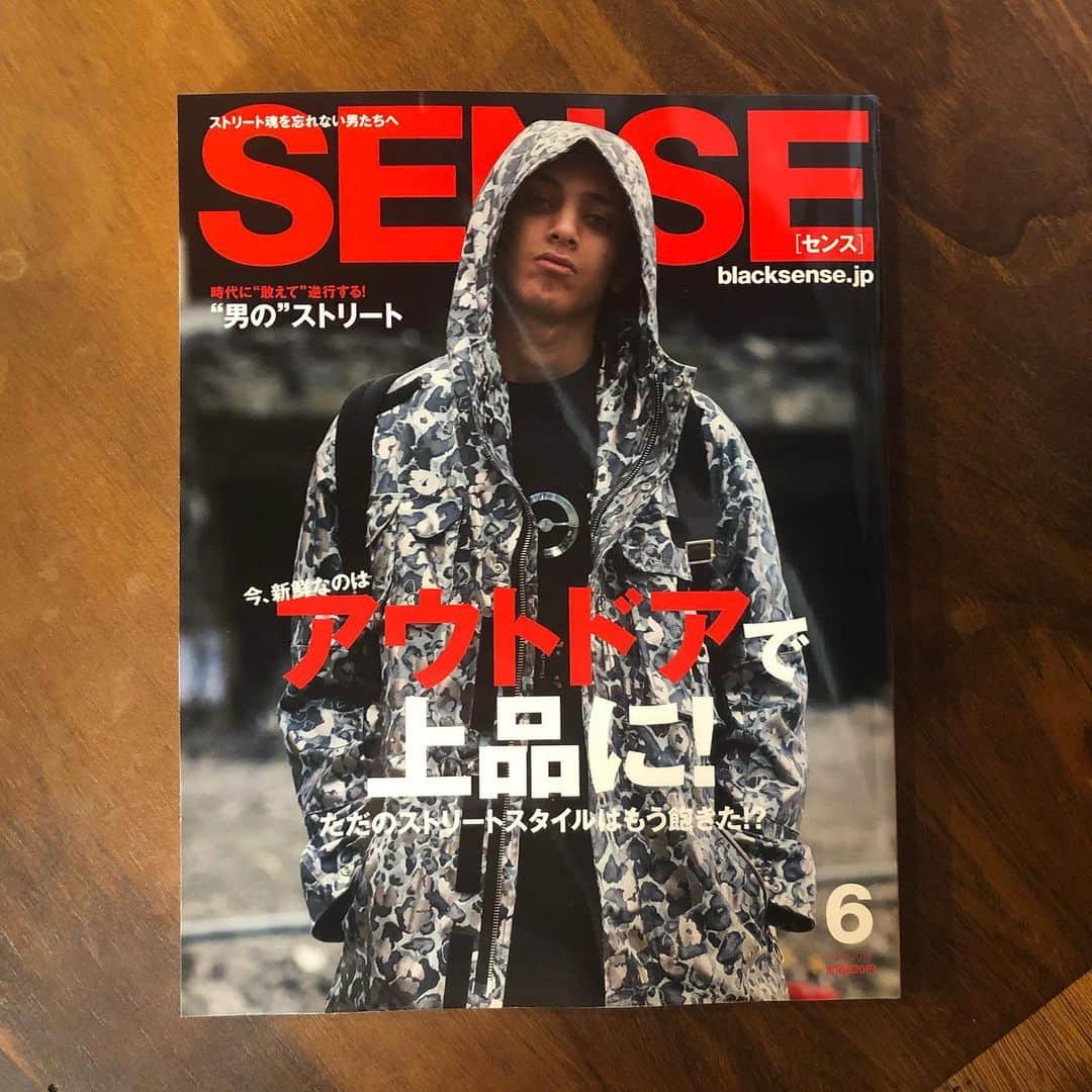 若旦那さんのインスタグラム写真 - (若旦那Instagram)「＜発売中！＞ 若旦那が連載中の雑誌「SENSE」6月号が発売中です。 「親身でアウトローな人生相談『若旦那に訊け！』」では読者のみなさんから寄せられた「他人には聞けない複雑なお悩み」に若旦那が独自の視点でお答えしています。  連載第11回目の相談はこちら。 『ワキガで悩んでいます。自分の匂いが気になるため今まで女の子と付き合ったことがありません』  是非ご覧ください！」5月13日 17時08分 - waka__danna