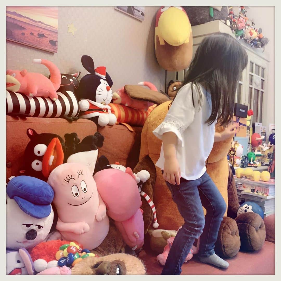 知華さんのインスタグラム写真 - (知華Instagram)「2019.05.13 可愛い子供達が猫達に会いに来た！ オモチャやチュールを沢山持ってきてくれてありがとう😭 あっっっという間に大きくなって 女の子ぽくなったり お喋りになったり 会うたびにジーンときます。  #癒しの休日 #ソマリ#ラグドール #マンチカン#ノルウェージャンフォレストキャット#tomocahome#ねこ#cats#family#Somali#ragdoll#NorwegianForestCat#cats#家族#love#happylife #多頭飼い  #猫とこども #自慢の友達の自慢の娘」5月13日 17時11分 - tomoca1204