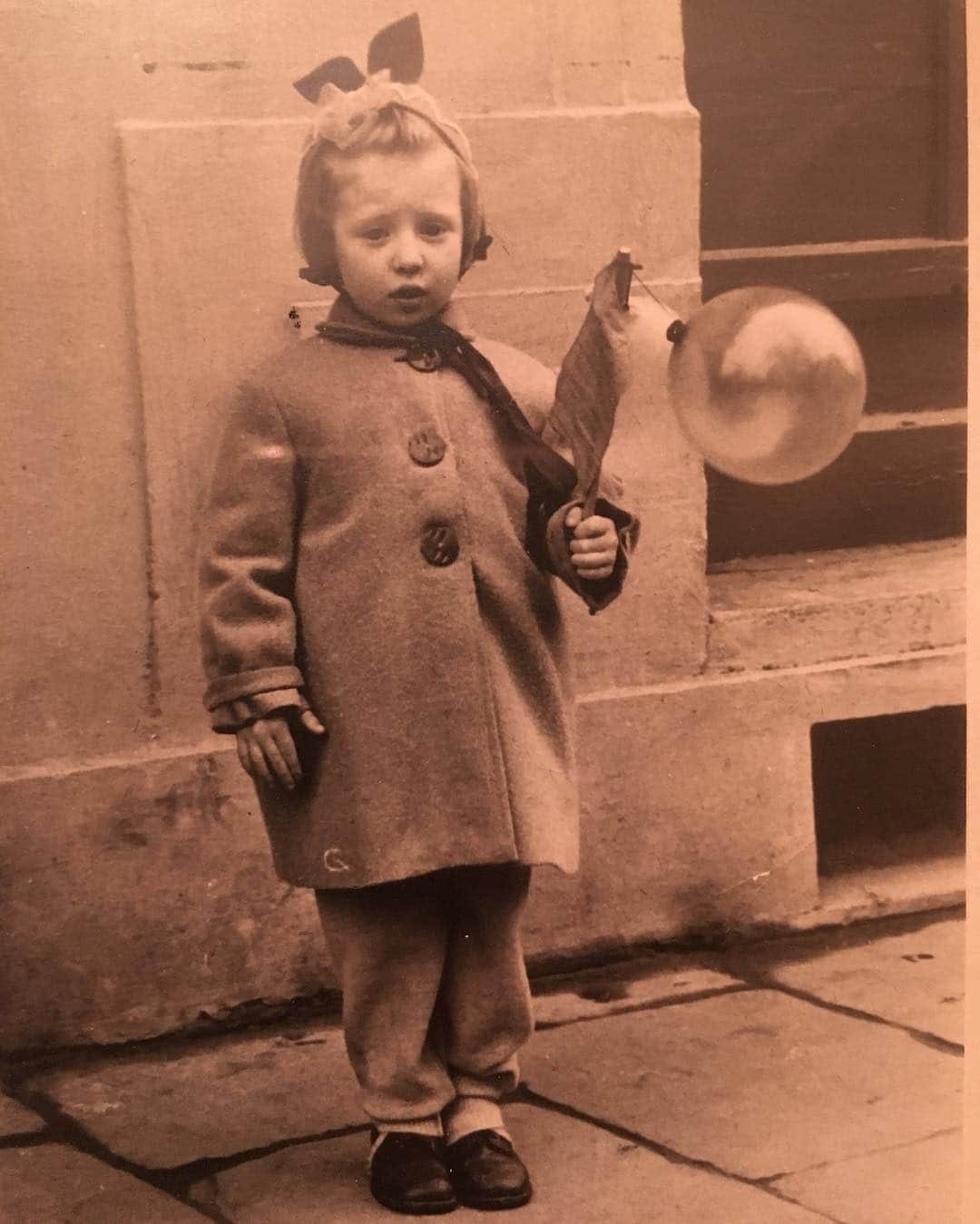 ミシェル・トラクテンバーグさんのインスタグラム写真 - (ミシェル・トラクテンバーグInstagram)「This is my favorite childhood photo of my amazing mom. My sister and I are really lucky that this little girl, grew up to raise two strong #women who are independent and have accomplished several things she dreamed for us. She is strength personified. Sassy, classy, and #fabulous. I didn't get her chic fashion sense at all 😉. #Grateful for her everyday. And to the little girl in this photo thank you, we try to make you proud everyday. Love you mom #mothersday 🦄✨💖」5月13日 17時13分 - michelletrachtenberg