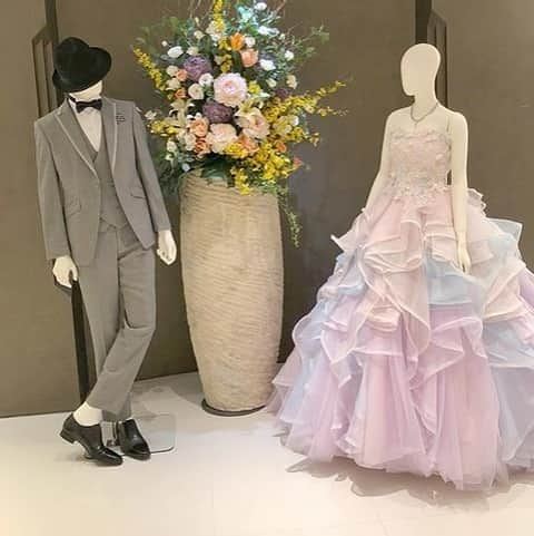 ホテルモントレウェディング【公式】 のインスタグラム：「♥ ￣￣￣￣￣￣￣￣￣￣ @montereyweddingをフォローして 『 #モントレ花嫁 』『 #ホテルモントレ』の タグをつけて投稿してくださいね＊*. . 大人気のレインボードレス♡*. 色鮮やかでとっても目を引きますね！ . ◆ホテルモントレ公式HPはこちら* https://www.monterey-wedding.jp . #モントレ #モントレ花婿  #dressy花嫁 #プレ花嫁 #marry花嫁 #卒花 #marryxoxo #wedding #weddingceremony #weddingreception #weddingparty #weddingdress #dress #flower #weddingbouquets #プラコレ #結婚式場 #ウエディングニュース  #日本中のプレ花嫁さんと繋がりたい #結婚式 #パーティー #披露宴 #ホテルウェディング #ウェディングドレス #カラードレス #ドレス迷子 #ドレス」