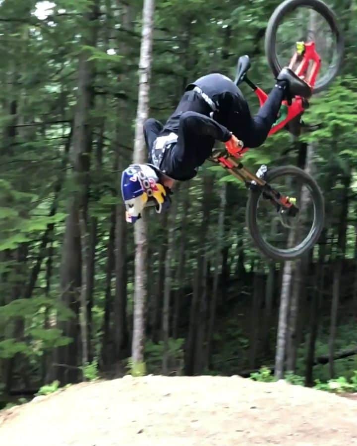 のインスタグラム：「Back to back backflip from Austrian trials sensation @wibmerfabio 🚴‍♂️. @redbullbike #mtb #mtblife #bike #backflip #action #redbull」