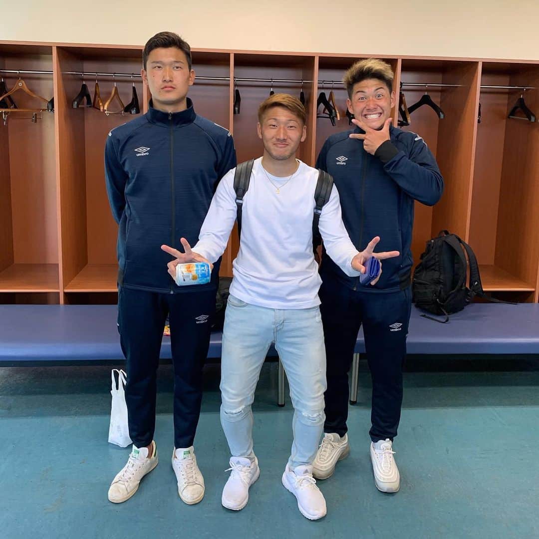 西山大雅のインスタグラム：「ブラウブリッツ秋田と練習試合なり。 まさし君とケンタに久しぶりに会いまひた。 まさし君とも写真撮りたかったなあ🐒 ケンタ髪色以外はなにも変わってなかった(いい意味で) プレーもだいぶパワフル😳 お互いもっと頑張ろうって話しました #神奈川国体組 #マリノスユース組」