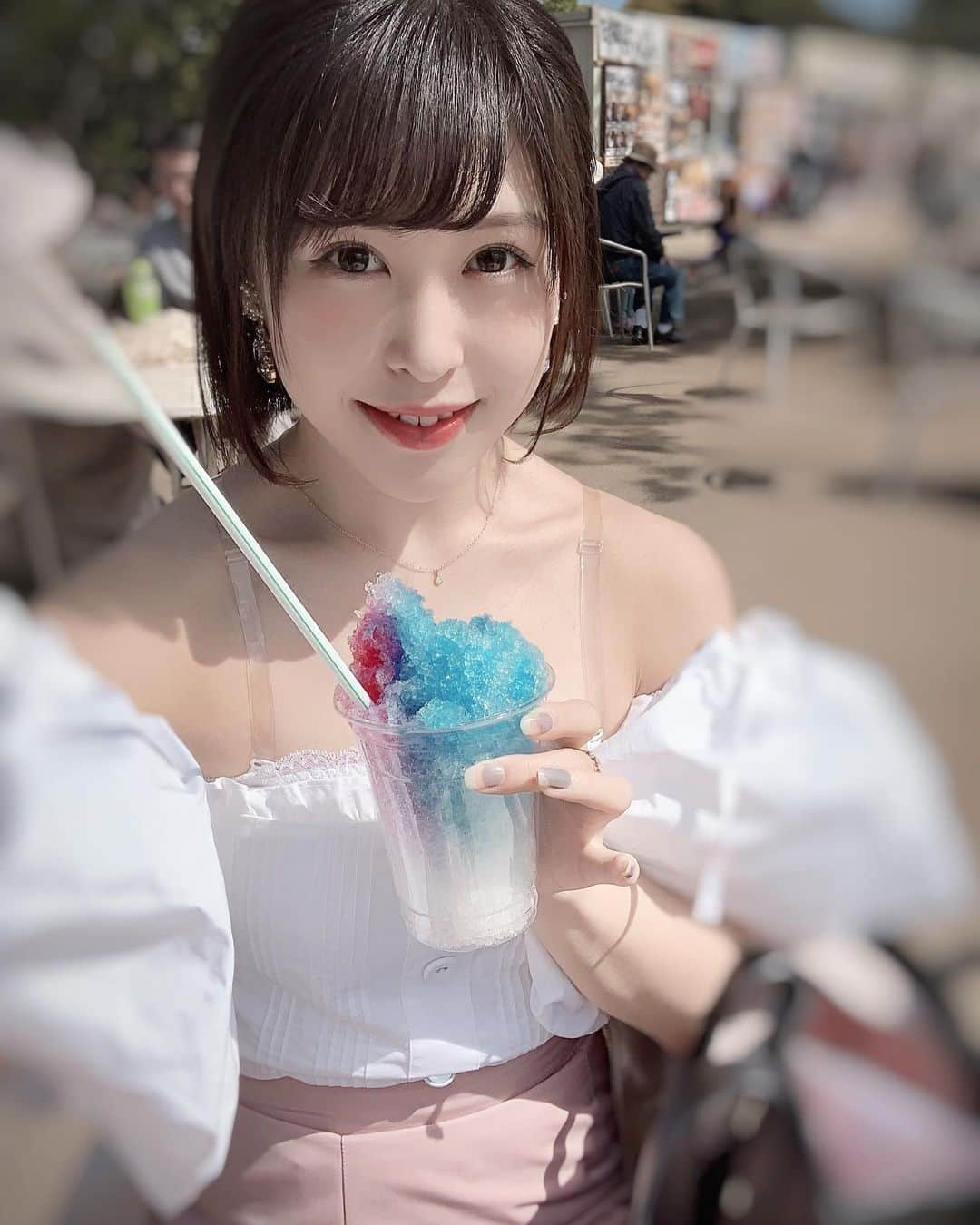 桧垣果穂さんのインスタグラム写真 - (桧垣果穂Instagram)「この前公園行った時に食べたカキ氷♡カキ氷は小学生の頃からブルーハワイ単推しです💙なんかフェス感ある写メだ〜🐹 #カキ氷 #ブルーハワイ #春コーデ #春 #オシャレさんと繋がりたい  #フォロワー募集中  #アイドル #女の子 #オフショル #lillilly  #黒髪ボブ  #黒髪 #黒髪アレンジ  #黒髪メイク #よく見るとネイル #剥がれてます笑 #女子力とは #前日くらいに塗ったのに #移動の電車の中で剥がれました #ネイルすぐ剥がれるの泣ける」5月13日 17時15分 - kahohamu14