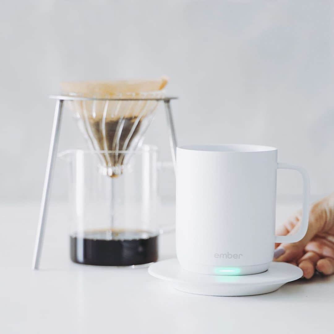 市川渚さんのインスタグラム写真 - (市川渚Instagram)「This @ember is the essential gadget for me to enjoy some hot coffee or tea. It can keep them warm.﻿ ﻿ ﻿ ﻿ SPUR連載82回目公開されました☕️1年ほど前に個人輸入して愛用してるloT保温マグカップのemberがいつのまにかAppleストアで買えるようになってたので、ご紹介してみてます。﻿ ﻿ これ、コーヒーとかお茶とか暖かい飲み物を飲む習慣のある方にホントおススメ。﻿ ﻿ 私が持ってる白は個人輸入しないと相変わらず買えないのですが💦黒であればAppleストアの店頭に実物も置いてあったので気になった方は是非みに行ってみて。﻿ ﻿ 記事はプロフのリンクから読めますっ🙌 ﻿ #embermug#市川渚のデジタルスタイリッシュライフ」5月13日 17時26分 - nagiko