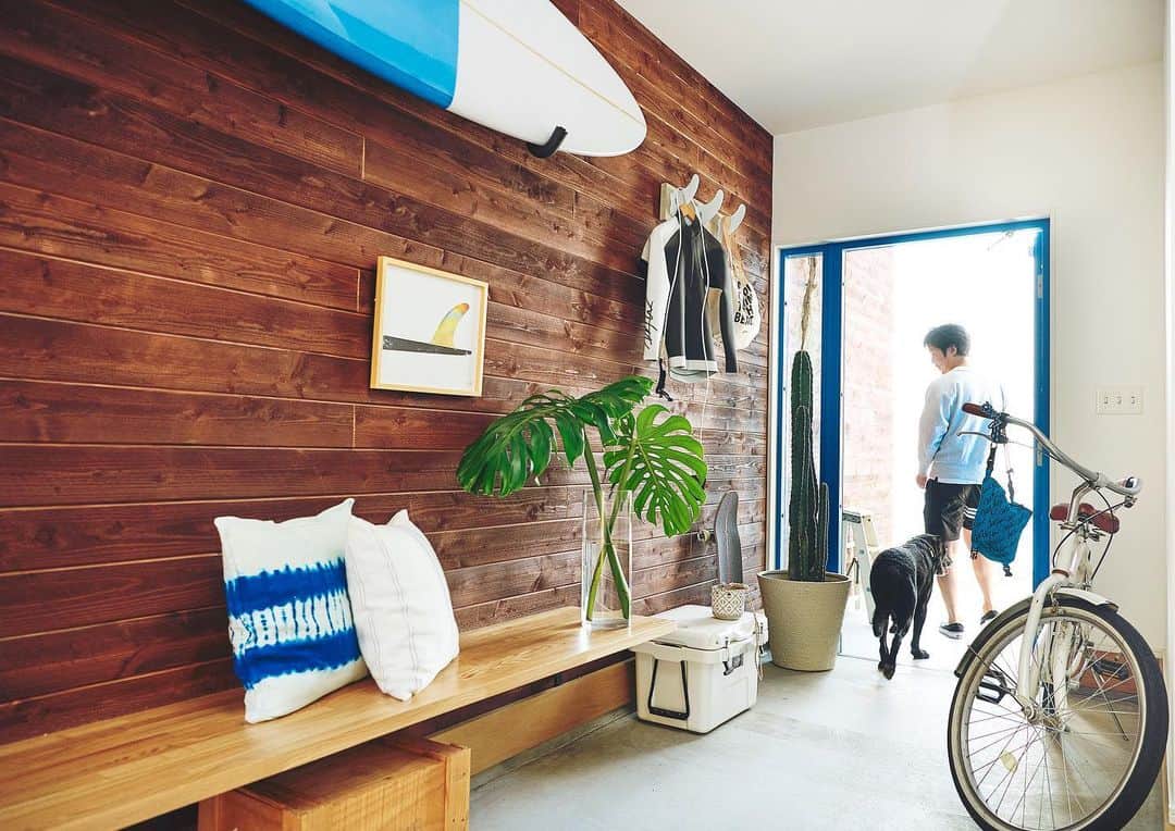 RE住むRENOVATIONさんのインスタグラム写真 - (RE住むRENOVATIONInstagram)「.﻿ 『 WTW House Project 』﻿ WTWが描くライフスタイルを﻿ そのままかたちにした「特別な家」﻿ ﻿ 西海岸のビーチを感じさせるような、吹き抜けの気持ちいいリビングには、WTW（@wtwstyle）のエッセンスが随所に散りばめられています。﻿ ﻿ こんな開放的な空間で、ゆったりとした﻿ ''贅沢な時間''を過ごしてみませんか？﻿ ﻿ ﻿ ▼WTW House Project特設サイト﻿﻿﻿ https://wtwhouseproject.com﻿﻿﻿ ﻿ ﻿ #RE住む #RE住むリノベーション #ライフスタイル #lifestyle #wtw #wtwstyle #wtwsurfclub #サーフィン #サーフスタイル #surf #西海岸 #西海岸スタイル #海が好き #サーファーズハウス #サーフィン好き #ビーチスタイル #サーファーズハウス﻿﻿ #sea #beach #デニムソファー #インテリア #ビーチ #beach #海 #sea #wave #surferslife #surferstyle #wtwhouse」5月13日 17時19分 - dolive.media