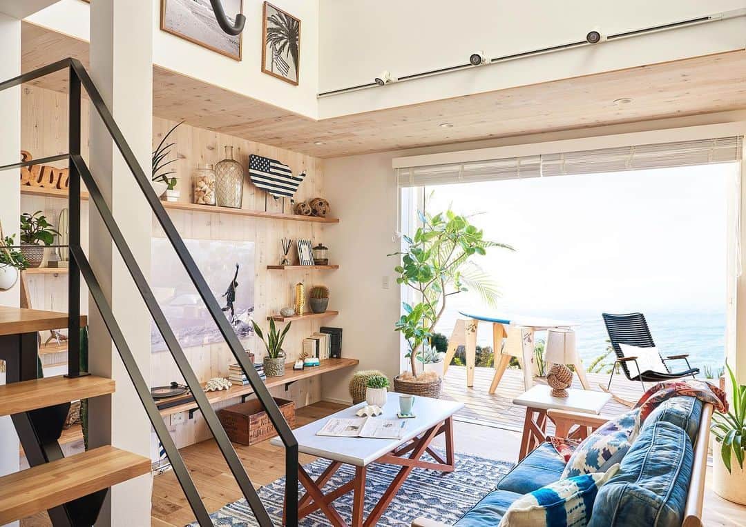 RE住むRENOVATIONさんのインスタグラム写真 - (RE住むRENOVATIONInstagram)「.﻿ 『 WTW House Project 』﻿ WTWが描くライフスタイルを﻿ そのままかたちにした「特別な家」﻿ ﻿ 西海岸のビーチを感じさせるような、吹き抜けの気持ちいいリビングには、WTW（@wtwstyle）のエッセンスが随所に散りばめられています。﻿ ﻿ こんな開放的な空間で、ゆったりとした﻿ ''贅沢な時間''を過ごしてみませんか？﻿ ﻿ ﻿ ▼WTW House Project特設サイト﻿﻿﻿ https://wtwhouseproject.com﻿﻿﻿ ﻿ ﻿ #RE住む #RE住むリノベーション #ライフスタイル #lifestyle #wtw #wtwstyle #wtwsurfclub #サーフィン #サーフスタイル #surf #西海岸 #西海岸スタイル #海が好き #サーファーズハウス #サーフィン好き #ビーチスタイル #サーファーズハウス﻿﻿ #sea #beach #デニムソファー #インテリア #ビーチ #beach #海 #sea #wave #surferslife #surferstyle #wtwhouse」5月13日 17時19分 - dolive.media