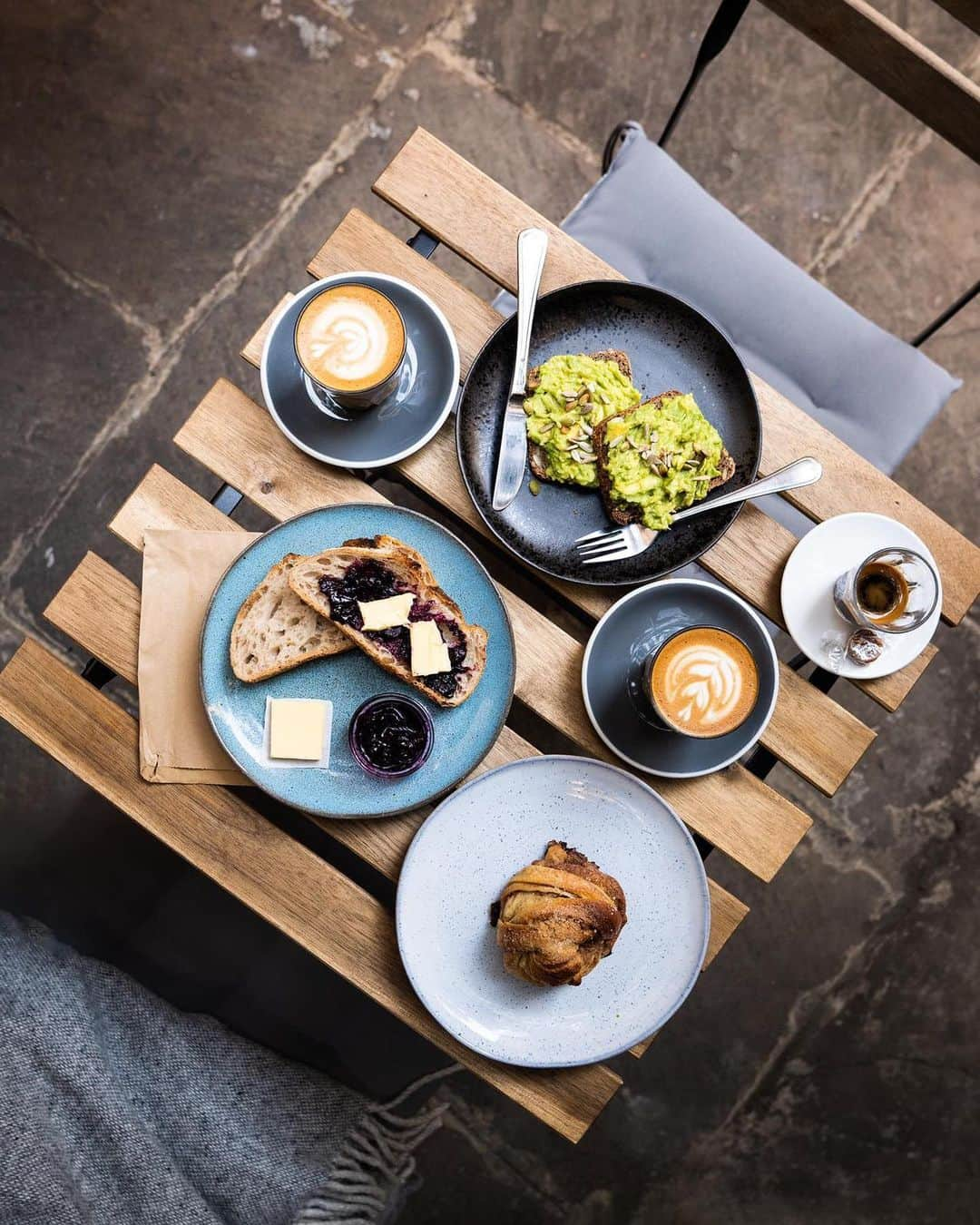 @LONDON | TAG #THISISLONDONさんのインスタグラム写真 - (@LONDON | TAG #THISISLONDONInstagram)「Morning #London it’s @robsonbarista here at @hjemkensington for some delicious #AvocadoToast 🥑 and #coffee ☕ roasted by @climpsonandsons || This danish-inspired neighbourhood cafe serves a great small menu of organic food paired with some delicious cakes 🍰 and pastries 🥐 including this naughty little cinnamon bun.  Tag a cafe friend below! 👇🏼👇🏼👇🏼 // #thisislondon #londoncoffeeshops #londonreviewed #londonfood」5月13日 17時21分 - london