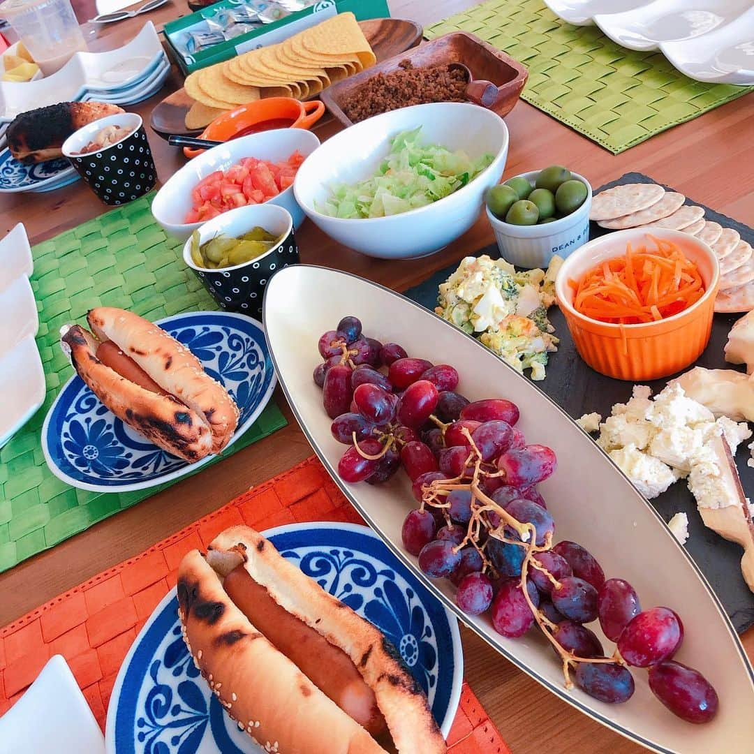 井川絵美さんのインスタグラム写真 - (井川絵美Instagram)「海が見えるお家🏖で、 ホットドッグ🌭作ったり、お料理ご馳走になったり、おしゃべりしたり… 毎回あっっと言う間に夕陽の時間になっちゃう‼︎ あずファミリーも一緒に、ヒマワリの種も植えました🌻 あずの子供たちと、うちの子供たちが一緒にヒマワリ植えてる姿が感慨深かったな〜…番組が繋いだ縁が子供世代にも繋がってるのね🌻 * #ひまわりさらだ #bayfm #江ノ島会 #ミュージックサラダ #サラダファミリーは続くよどこまでも」5月13日 17時23分 - igawa_emi