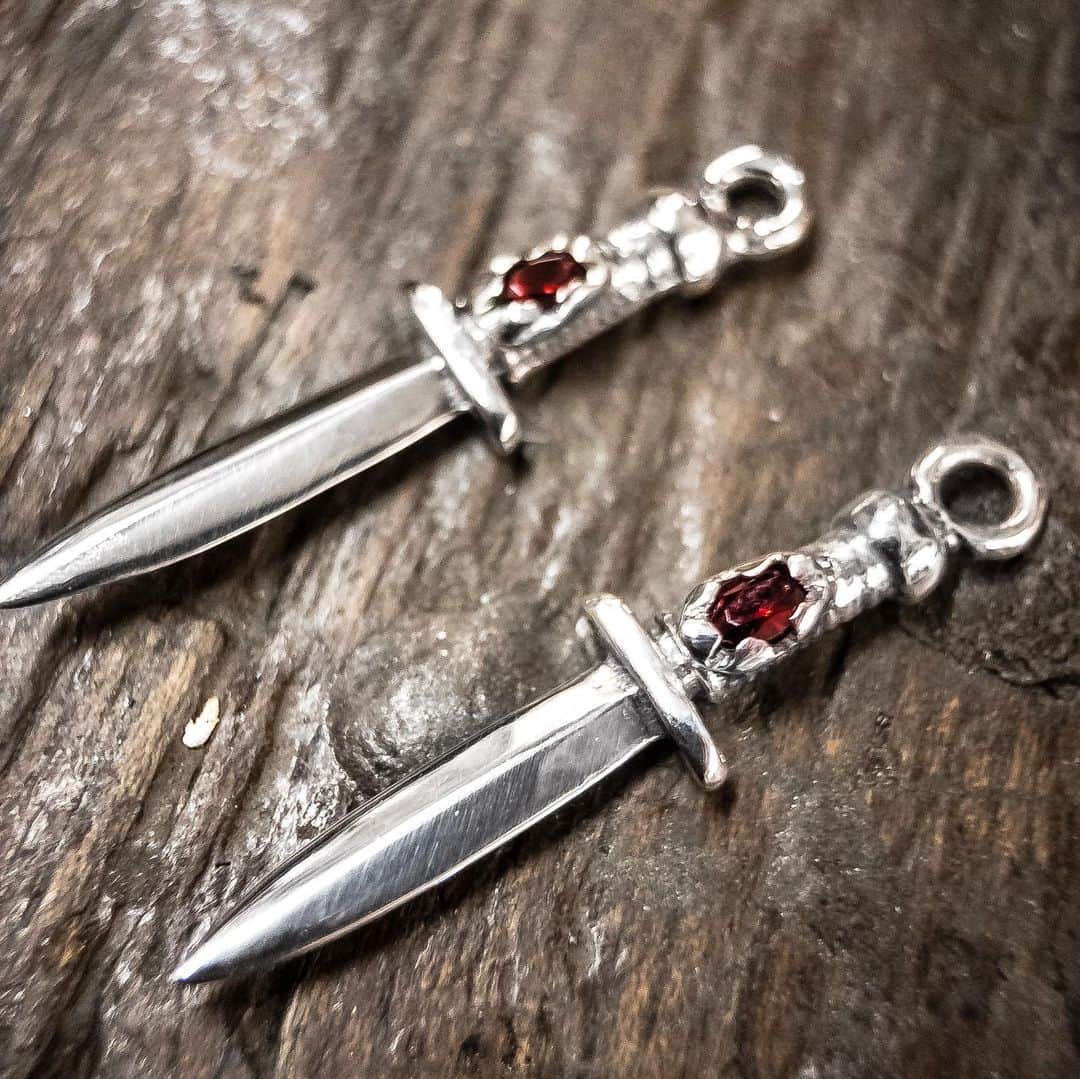 クレイジーピッグさんのインスタグラム写真 - (クレイジーピッグInstagram)「Sneak peak of these brand new, custom daggers 🗡 these tiny daggers are to be drop-earrings but could also be made into individual pendants 🧐 #knife #dagger #garnet #red #sharp #blade #handmade #instahub #instafashion #saturdayvibes #saturday #new #design」5月13日 17時34分 - crazypigdesignslondon